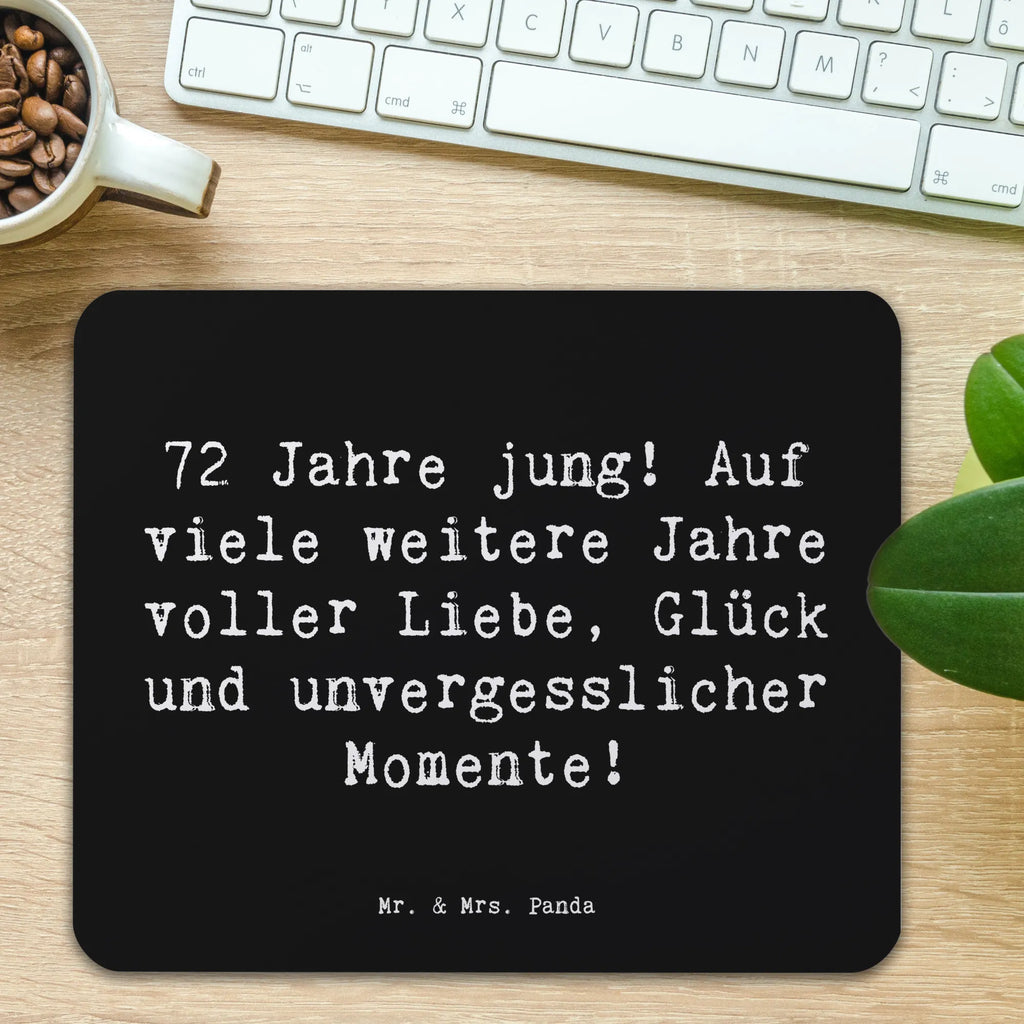 Mouse mat Saying 72 Jahre jung! Auf viele weitere Jahre voller Liebe, Glück und unvergesslicher Momente! Mauspad, Arbeitszimmer, PC Zubehör, Mausunterlage, Computer zubehör, Mousepad, Designer Mauspad, Einzigartiges Mauspad, Mauspad Büro, Büroausstattung, Geburtstag, Geburtstagsgeschenk, Geschenk