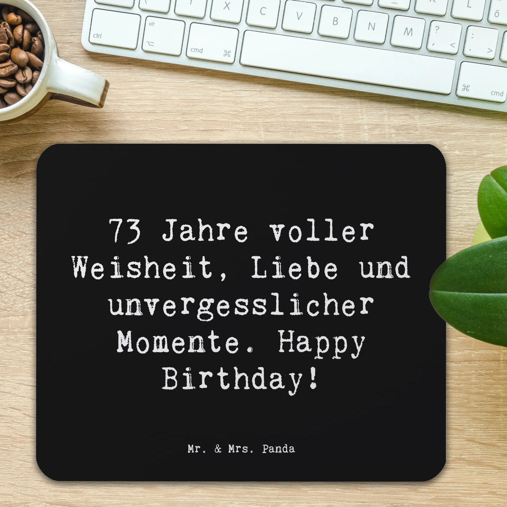 Mouse mat Saying 73 Jahre voller Weisheit, Liebe und unvergesslicher Momente. Happy Birthday! Mausunterlage, Mauspad, Mousepad, Arbeitszimmer, Mauspad Büro, Büroausstattung, Designer Mauspad, Computer zubehör, PC Zubehör, Einzigartiges Mauspad, Geburtstag, Geburtstagsgeschenk, Geschenk