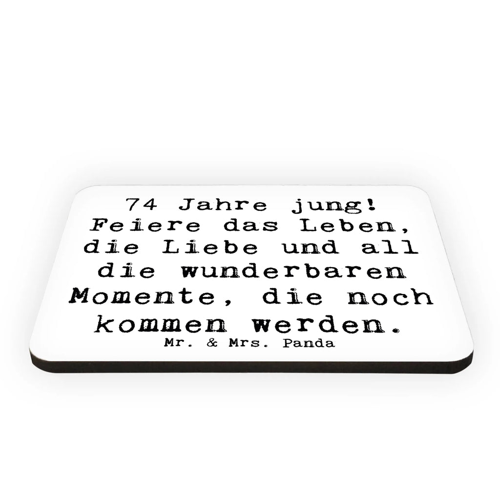Magnet Saying 74 Jahre jung! Feiere das Leben, die Liebe und all die wunderbaren Momente, die noch kommen werden. Dekomagnet, Pinnwandmagnet, Motivmagnete, Kühlschrankmagnet, Whiteboard Magnet, Kühlschrank Dekoration, Souvenir Magnet, Notiz Magnet, Geburtstag, Geburtstagsgeschenk, Geschenk