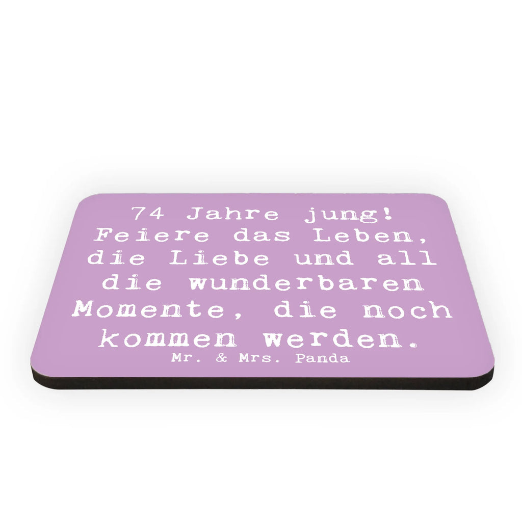 Magnet Saying 74 Jahre jung! Feiere das Leben, die Liebe und all die wunderbaren Momente, die noch kommen werden. Dekomagnet, Pinnwandmagnet, Motivmagnete, Kühlschrankmagnet, Whiteboard Magnet, Kühlschrank Dekoration, Souvenir Magnet, Notiz Magnet, Geburtstag, Geburtstagsgeschenk, Geschenk
