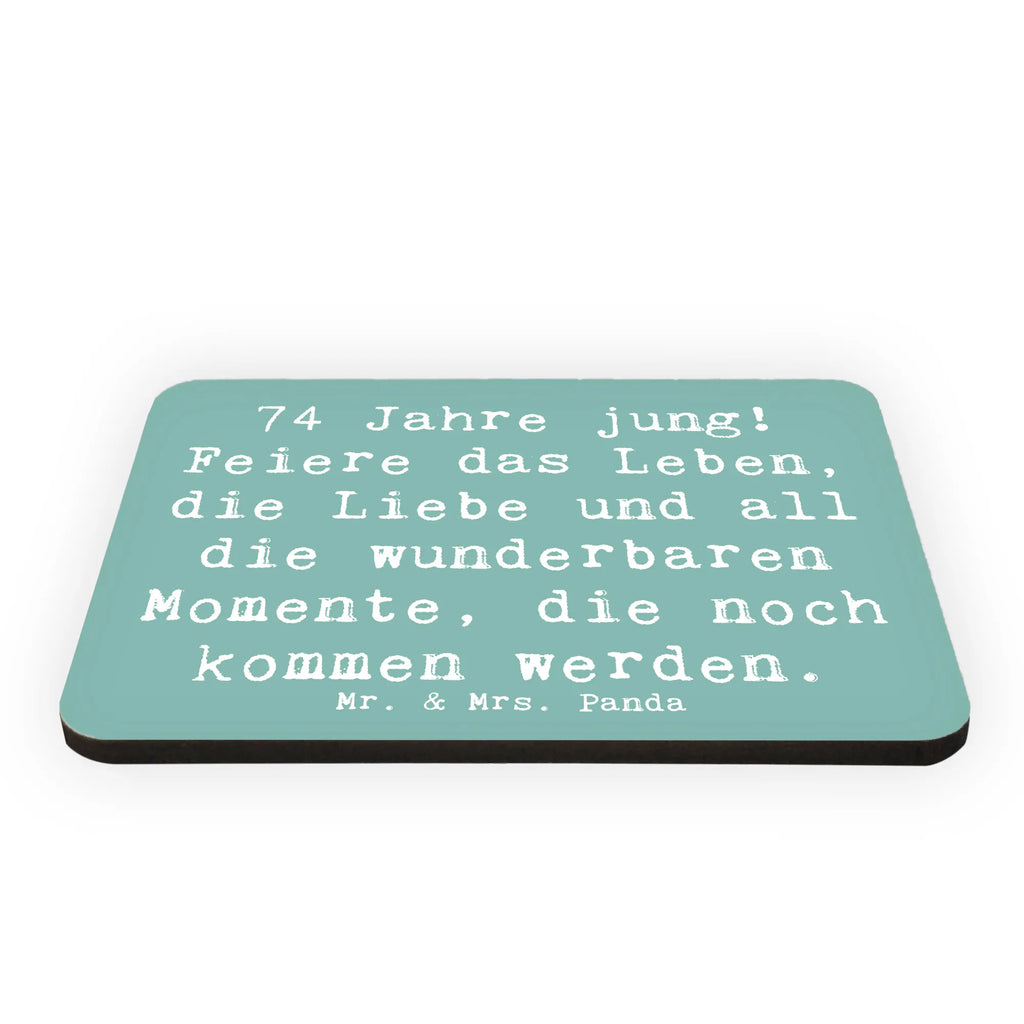 Magnet Saying 74 Jahre jung! Feiere das Leben, die Liebe und all die wunderbaren Momente, die noch kommen werden. Dekomagnet, Pinnwandmagnet, Motivmagnete, Kühlschrankmagnet, Whiteboard Magnet, Kühlschrank Dekoration, Souvenir Magnet, Notiz Magnet, Geburtstag, Geburtstagsgeschenk, Geschenk