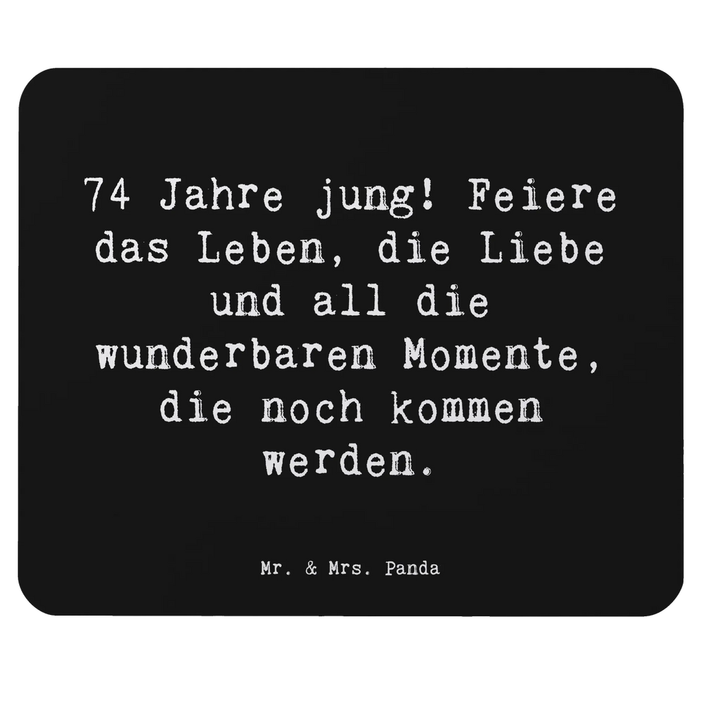 Mouse mat Saying 74 Jahre jung! Feiere das Leben, die Liebe und all die wunderbaren Momente, die noch kommen werden. Designer Mauspad, Mausunterlage, Mousepad, Arbeitszimmer, Computer zubehör, Mauspad Büro, Büroausstattung, Einzigartiges Mauspad, PC Zubehör, Mauspad, Geburtstag, Geburtstagsgeschenk, Geschenk