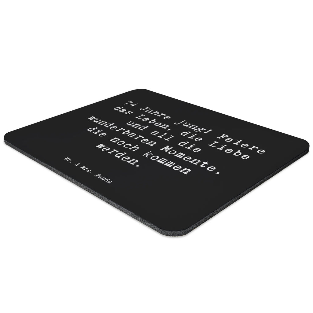 Mouse mat Saying 74 Jahre jung! Feiere das Leben, die Liebe und all die wunderbaren Momente, die noch kommen werden. Designer Mauspad, Mausunterlage, Mousepad, Arbeitszimmer, Computer zubehör, Mauspad Büro, Büroausstattung, Einzigartiges Mauspad, PC Zubehör, Mauspad, Geburtstag, Geburtstagsgeschenk, Geschenk
