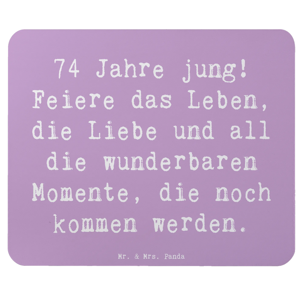 Mouse mat Saying 74 Jahre jung! Feiere das Leben, die Liebe und all die wunderbaren Momente, die noch kommen werden. Designer Mauspad, Mausunterlage, Mousepad, Arbeitszimmer, Computer zubehör, Mauspad Büro, Büroausstattung, Einzigartiges Mauspad, PC Zubehör, Mauspad, Geburtstag, Geburtstagsgeschenk, Geschenk