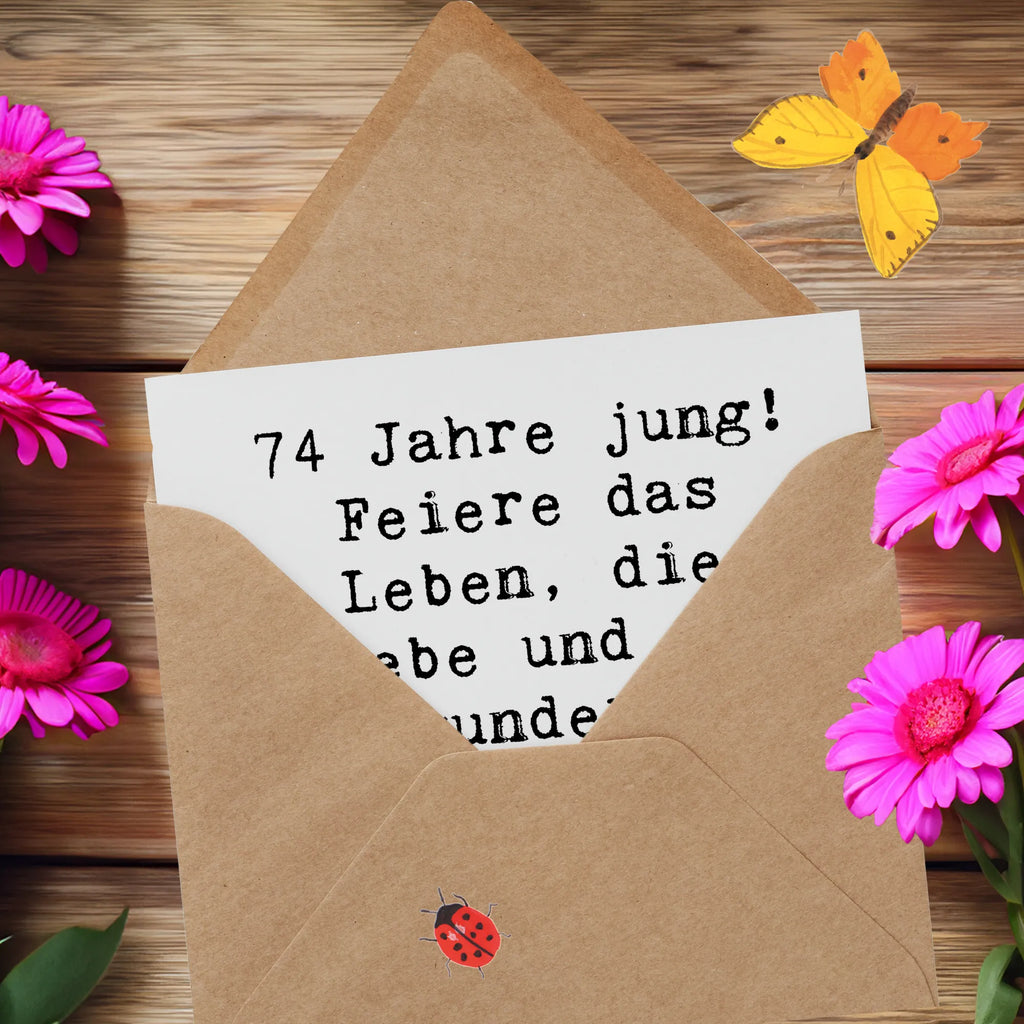 Deluxe Card Saying 74 Jahre jung! Feiere das Leben, die Liebe und all die wunderbaren Momente, die noch kommen werden. Einladungskarte, Klappkarte, Hochwertige Klappkarte, Karte, Hochwertige Grußkarte, Hochzeitskarte, Geburtstagskarte, Grußkarte, Glückwunschkarte, Geburtstag, Geburtstagsgeschenk, Geschenk