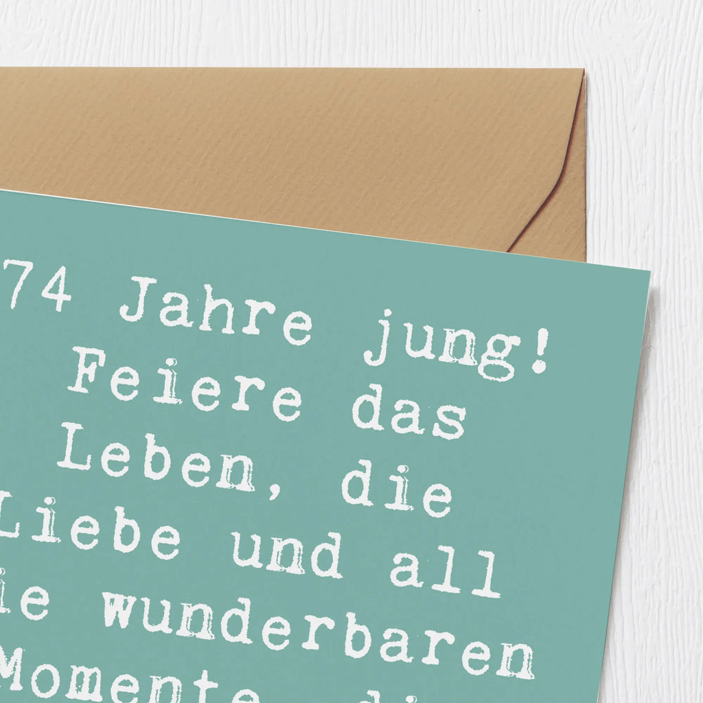 Deluxe Card Saying 74 Jahre jung! Feiere das Leben, die Liebe und all die wunderbaren Momente, die noch kommen werden. Einladungskarte, Klappkarte, Hochwertige Klappkarte, Karte, Hochwertige Grußkarte, Hochzeitskarte, Geburtstagskarte, Grußkarte, Glückwunschkarte, Geburtstag, Geburtstagsgeschenk, Geschenk