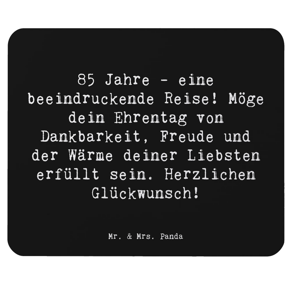 Mouse mat Saying 85 Jahre - eine beeindruckende Reise! Möge dein Ehrentag von Dankbarkeit, Freude und der Wärme deiner Liebsten erfüllt sein. Herzlichen Glückwunsch! Einzigartiges Mauspad, Mauspad Büro, PC Zubehör, Designer Mauspad, Computer zubehör, Büroausstattung, Mausunterlage, Arbeitszimmer, Mauspad, Mousepad, Geburtstag, Geburtstagsgeschenk, Geschenk