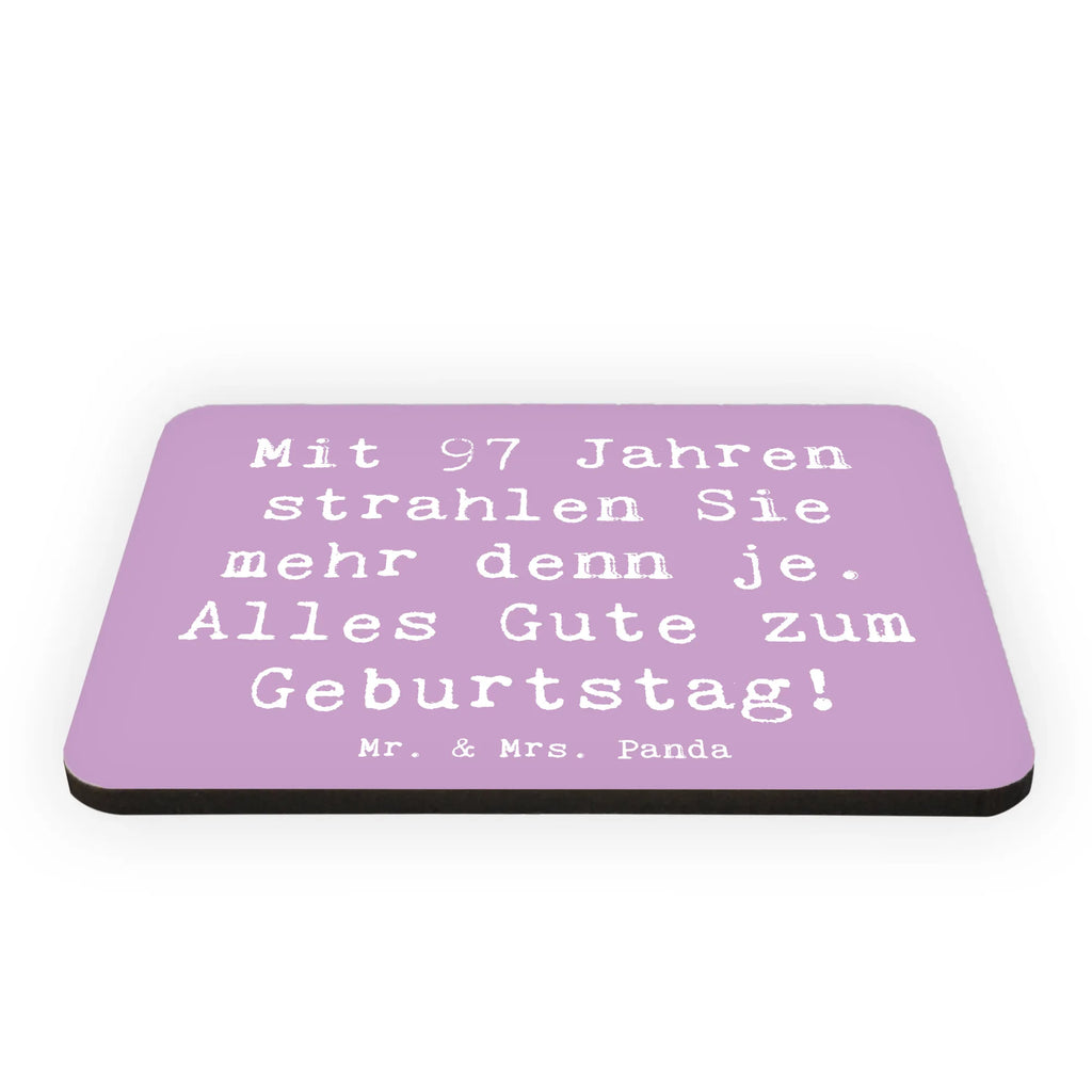 Magnet Saying Mit 97 Jahren strahlen Sie mehr denn je. Alles Gute zum Geburtstag! Dekomagnet, Motivmagnete, Whiteboard Magnet, Souvenir Magnet, Kühlschrank Dekoration, Notiz Magnet, Pinnwandmagnet, Kühlschrankmagnet, Geburtstag, Geburtstagsgeschenk, Geschenk