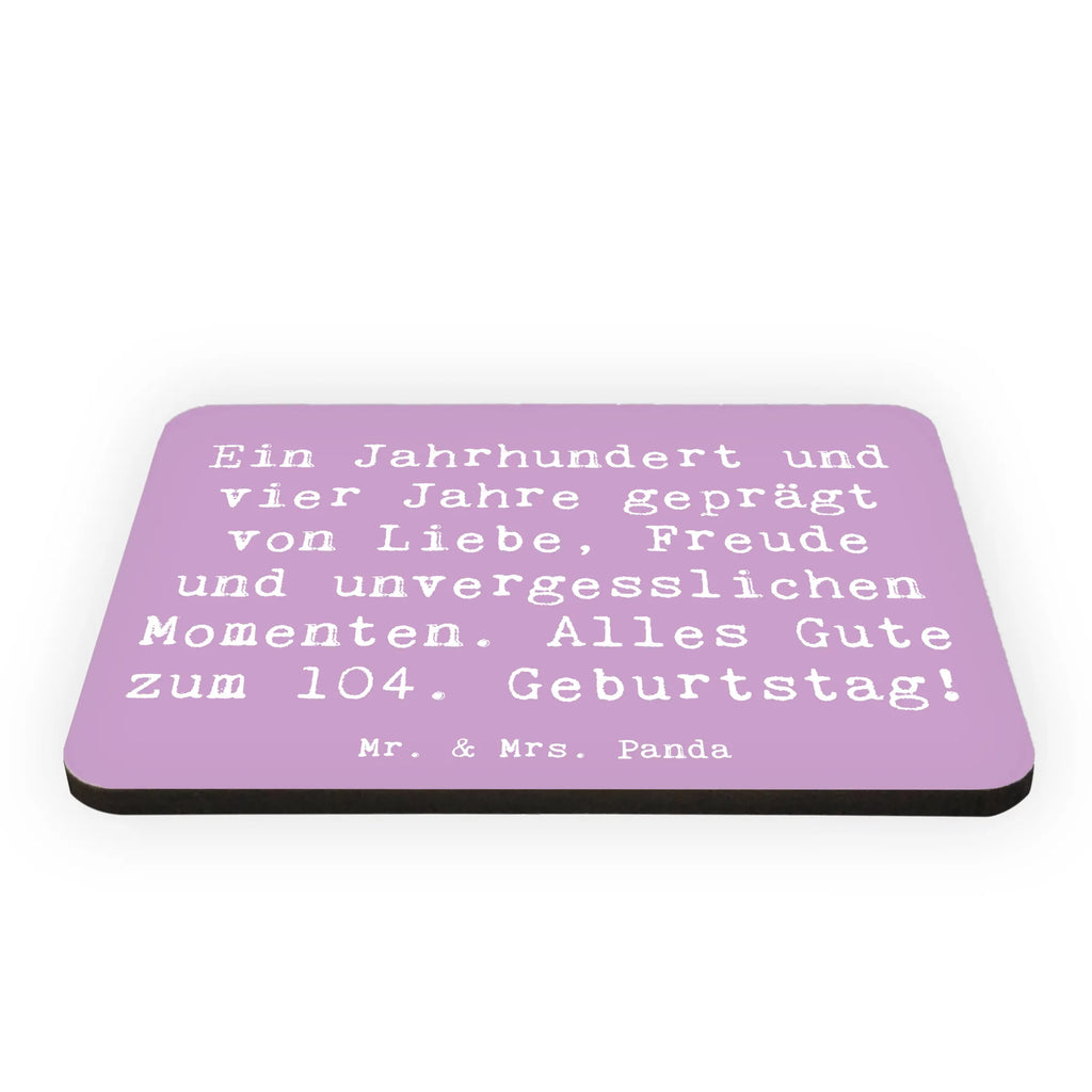 Magnet Saying Ein Jahrhundert und vier Jahre geprägt von Liebe, Freude und unvergesslichen Momenten. Alles Gute zum 104. Geburtstag! Kühlschrankmagnet, Pinnwandmagnet, Dekomagnet, Whiteboard Magnet, Motivmagnete, Notiz Magnet, Souvenir Magnet, Kühlschrank Dekoration, Geburtstag, Geburtstagsgeschenk, Geschenk