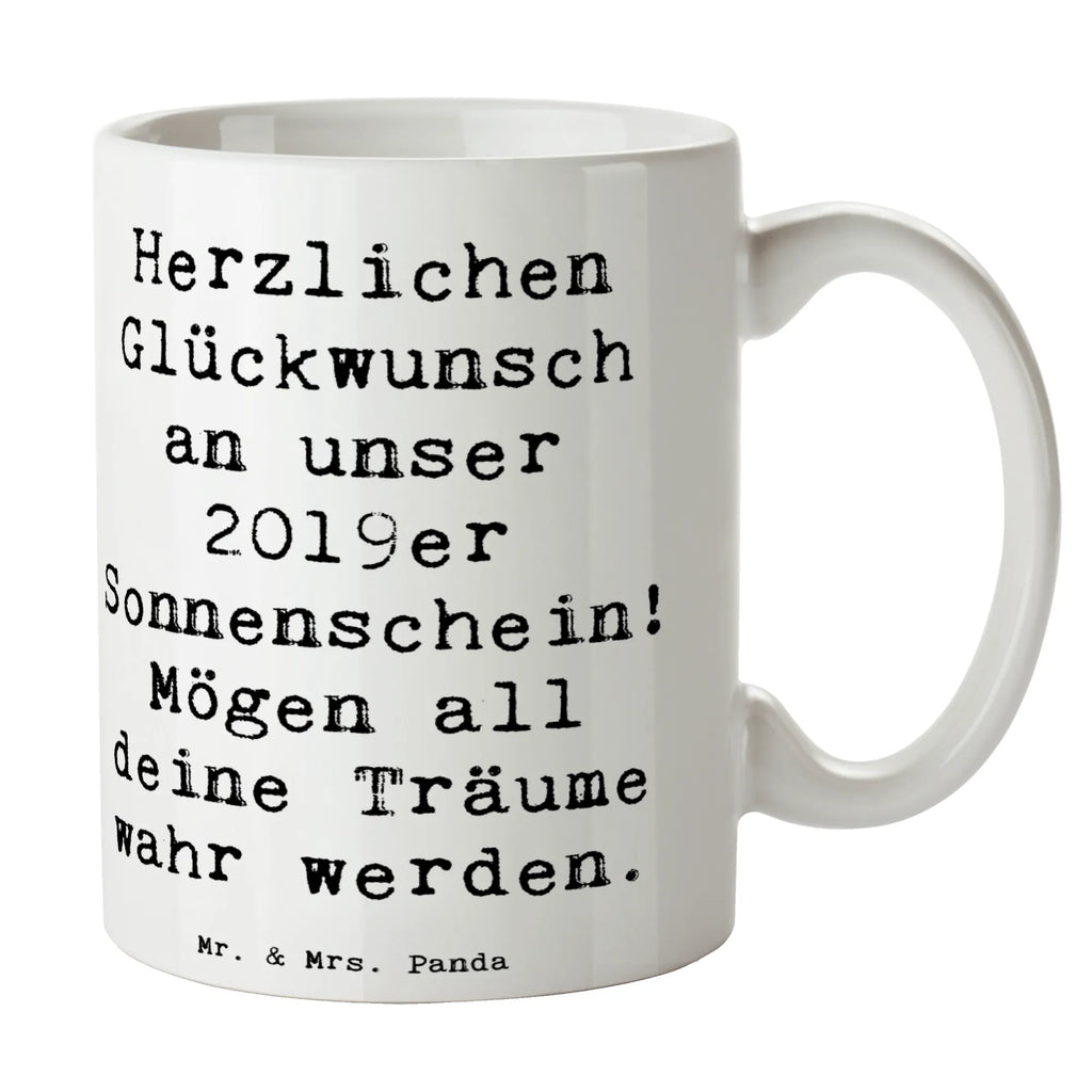 Mug Saying Herzlichen Glückwunsch an unser 2019er Sonnenschein! Mögen all deine Träume wahr werden. Bürotasse, Geschenktasse, Tasse mit Zitaten, Porzellantasse, Tasse, Keramiktasse, Tasse mit Motiven, Kaffeetasse, Teetasse, Geburtstag, Geburtstagsgeschenk, Geschenk