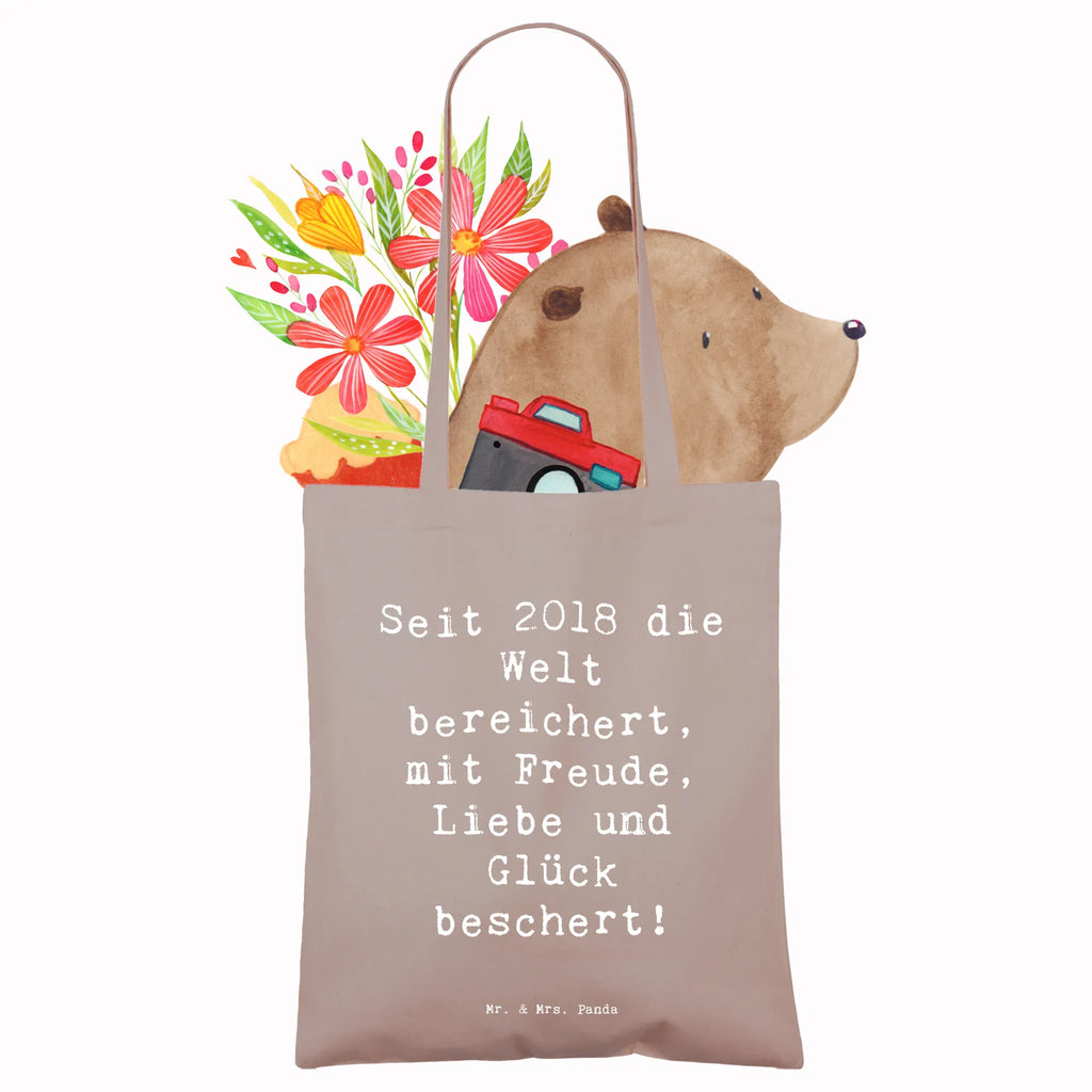 Tote bag Saying Seit 2018 die Welt bereichert, mit Freude, Liebe und Glück beschert! Umhängetasche, Stoffbeutel, Strandtasche, Jutetasche, Shopper, Laptoptasche, Schultertasche, Jutebeutel, Einkaufstasche, Stofftasche, Badetasche, Einkaufstüte, Tragetasche, Beutel, Tasche, Beuteltasche, Geburtstag, Geburtstagsgeschenk, Geschenk