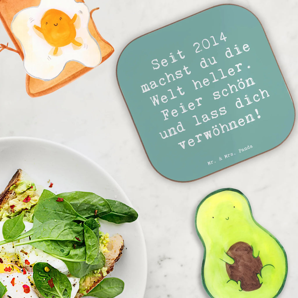 Square coaster Saying Seit 2014 machst du die Welt heller. Feier schön und lass dich verwöhnen! Untersetzer Gläser, Bierdeckel, Glasuntersetzer, Tassen Untersetzer, Untersetzer Design, Untersetzer, Getränkeuntersetzer, Untersetzer für Gläser, Holzuntersetzer, Untersetzer Holz, Untersetzer aus Holz, Korkuntersetzer, Geburtstag, Geburtstagsgeschenk, Geschenk