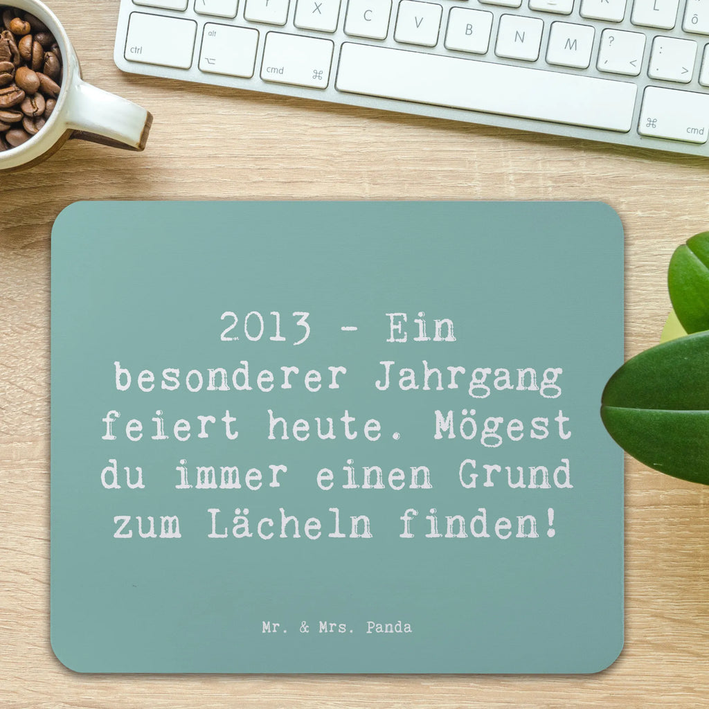 Mouse mat Saying 2013 - Ein besonderer Jahrgang feiert heute. Mögest du immer einen Grund zum Lächeln finden! Mauspad Büro, Arbeitszimmer, Computer zubehör, Mausunterlage, PC Zubehör, Designer Mauspad, Mauspad, Einzigartiges Mauspad, Büroausstattung, Mousepad, Geburtstag, Geburtstagsgeschenk, Geschenk