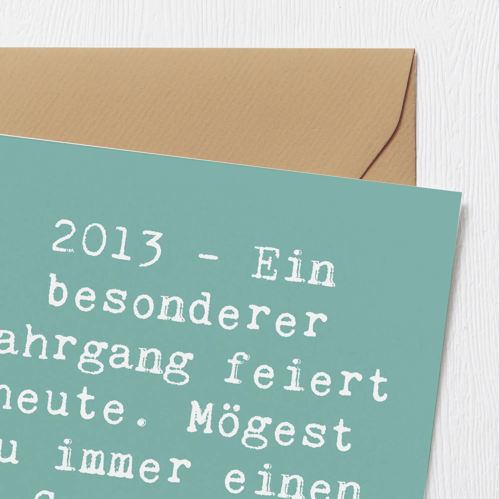 Deluxe Card Saying 2013 - Ein besonderer Jahrgang feiert heute. Mögest du immer einen Grund zum Lächeln finden! Karte, Grußkarte, Klappkarte, Einladungskarte, Glückwunschkarte, Hochzeitskarte, Geburtstagskarte, Hochwertige Grußkarte, Hochwertige Klappkarte, Geburtstag, Geburtstagsgeschenk, Geschenk