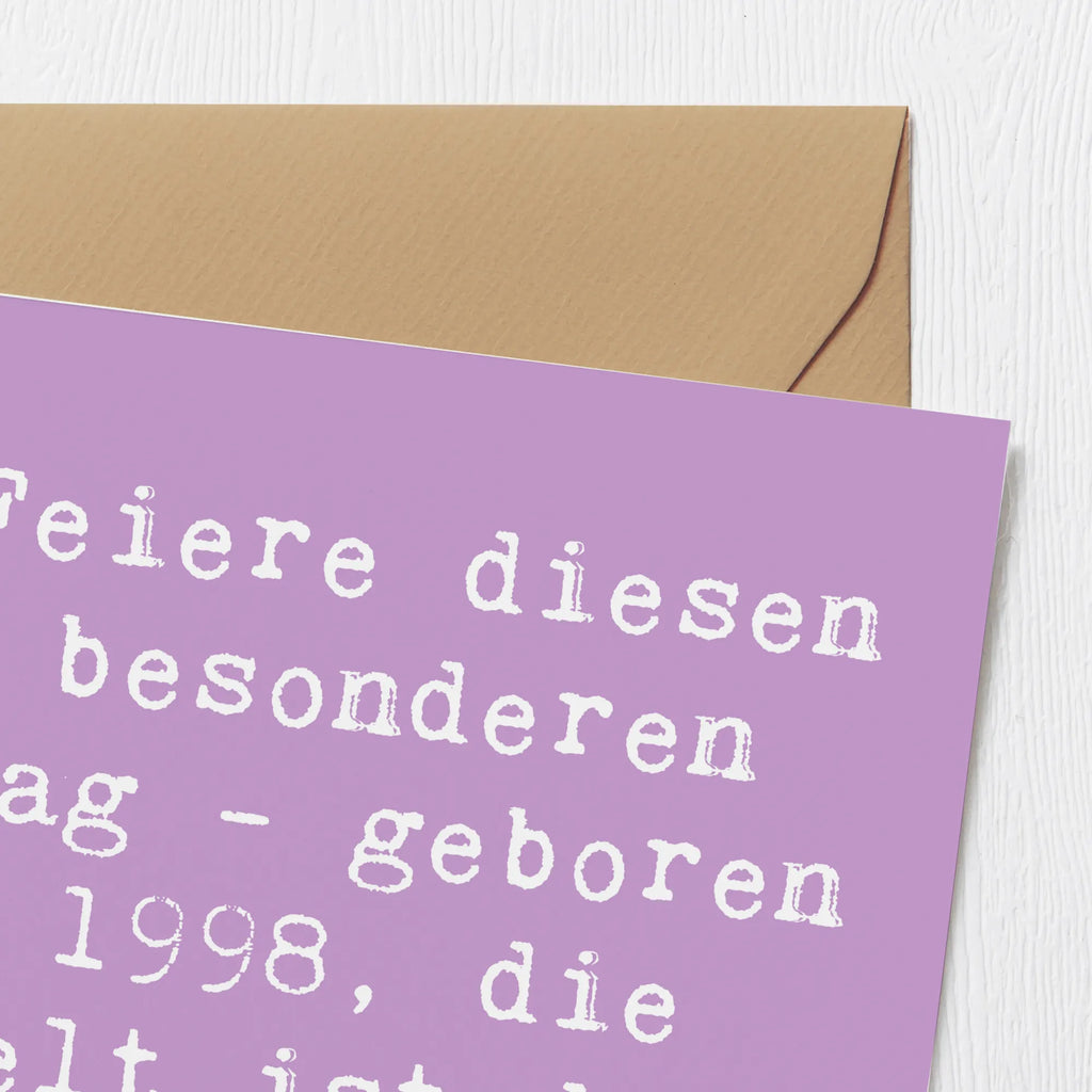 Deluxe Card Saying Feiere diesen besonderen Tag - geboren 1998, die Welt ist dein Spielplatz! Karte, Grußkarte, Klappkarte, Einladungskarte, Glückwunschkarte, Hochzeitskarte, Geburtstagskarte, Hochwertige Grußkarte, Hochwertige Klappkarte, Geburtstag, Geburtstagsgeschenk, Geschenk