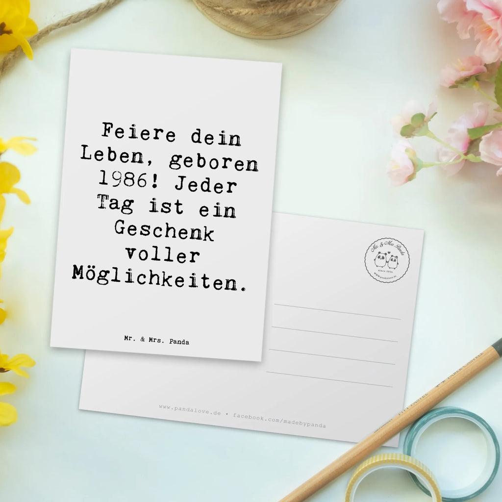 Postcard Saying Feiere dein Leben, geboren 1986! Jeder Tag ist ein Geschenk voller Möglichkeiten. Postkarte, motivkarte, kunstkarten, Einladungskarte, Ansichtskarten, Karte, Geburtstagskarte, designkarte, Geschenkkarte, Karten, Geburtstagsgrüße, Einladungskarten Geburtstag, Geburtstagskarten, Grußkarte, postkarten, Einladung Geburtstag, Einladung, Dankeskarte, Ansichtskarte, Wanddeko, Geschenk, Geburtstag, Geburtstagsgeschenk