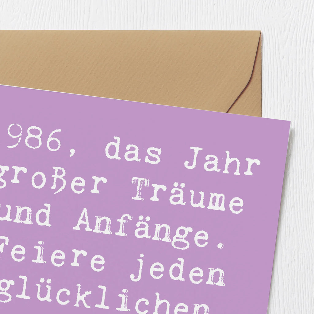 Deluxe Card Saying 1986, das Jahr großer Träume und Anfänge. Feiere jeden glücklichen Moment deines Lebens. Karte, Grußkarte, Klappkarte, Einladungskarte, Glückwunschkarte, Hochzeitskarte, Geburtstagskarte, Hochwertige Grußkarte, Hochwertige Klappkarte, Geburtstag, Geburtstagsgeschenk, Geschenk
