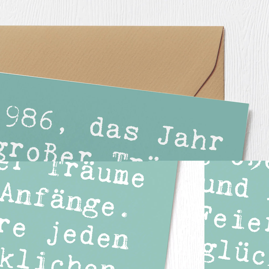 Deluxe Card Saying 1986, das Jahr großer Träume und Anfänge. Feiere jeden glücklichen Moment deines Lebens. Karte, Grußkarte, Klappkarte, Einladungskarte, Glückwunschkarte, Hochzeitskarte, Geburtstagskarte, Hochwertige Grußkarte, Hochwertige Klappkarte, Geburtstag, Geburtstagsgeschenk, Geschenk