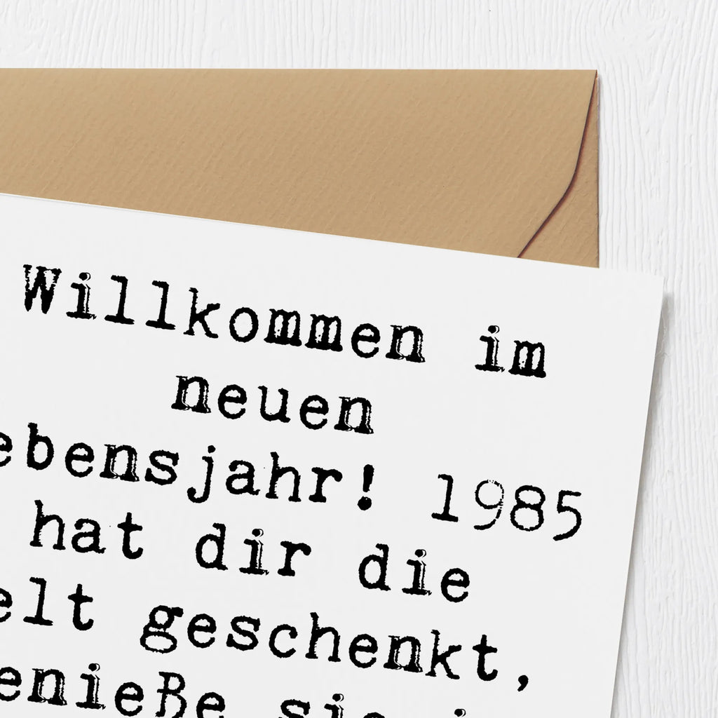 Deluxe Card Saying Willkommen im neuen Lebensjahr! 1985 hat dir die Welt geschenkt, genieße sie in vollen Zügen! Karte, Grußkarte, Klappkarte, Einladungskarte, Glückwunschkarte, Hochzeitskarte, Geburtstagskarte, Hochwertige Grußkarte, Hochwertige Klappkarte, Geburtstag, Geburtstagsgeschenk, Geschenk