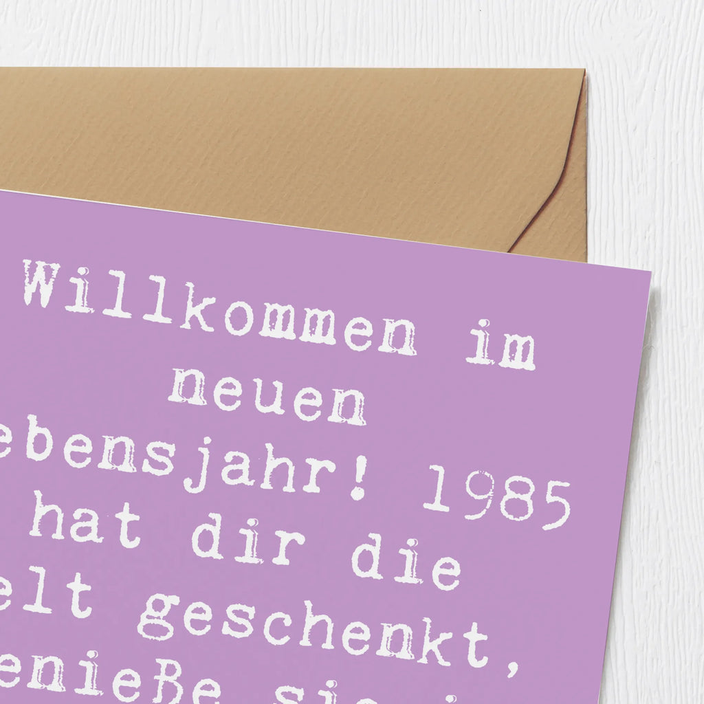 Deluxe Card Saying Willkommen im neuen Lebensjahr! 1985 hat dir die Welt geschenkt, genieße sie in vollen Zügen! Karte, Grußkarte, Klappkarte, Einladungskarte, Glückwunschkarte, Hochzeitskarte, Geburtstagskarte, Hochwertige Grußkarte, Hochwertige Klappkarte, Geburtstag, Geburtstagsgeschenk, Geschenk