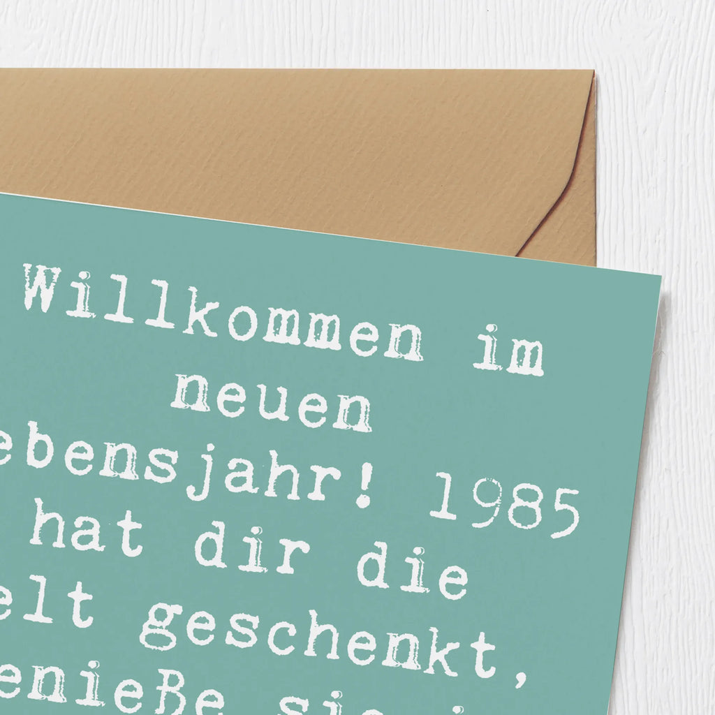 Deluxe Card Saying Willkommen im neuen Lebensjahr! 1985 hat dir die Welt geschenkt, genieße sie in vollen Zügen! Karte, Grußkarte, Klappkarte, Einladungskarte, Glückwunschkarte, Hochzeitskarte, Geburtstagskarte, Hochwertige Grußkarte, Hochwertige Klappkarte, Geburtstag, Geburtstagsgeschenk, Geschenk