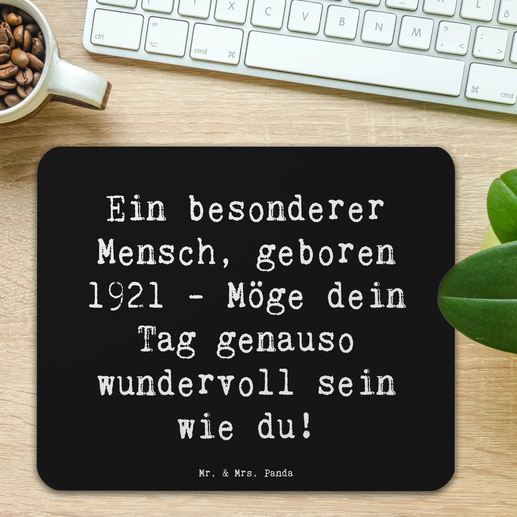 Mouse mat Saying Ein besonderer Mensch, geboren 1921 - Möge dein Tag genauso wundervoll sein wie du! Arbeitszimmer, Mausunterlage, Mauspad, Mousepad, Mauspad Büro, Computer zubehör, Büroausstattung, Designer Mauspad, Einzigartiges Mauspad, PC Zubehör, Geburtstag, Geburtstagsgeschenk, Geschenk