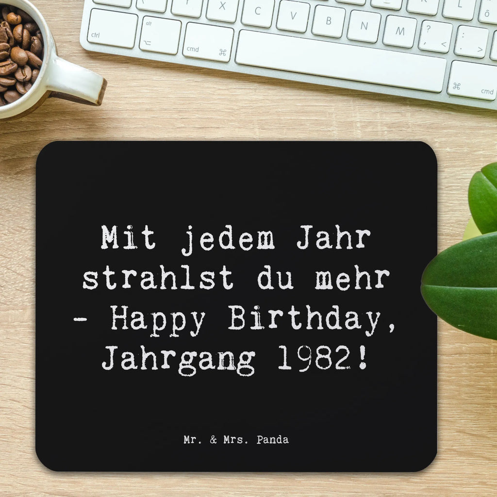 Mouse mat Saying Mit jedem Jahr strahlst du mehr - Happy Birthday, Jahrgang 1982! Mousepad, Einzigartiges Mauspad, Arbeitszimmer, PC Zubehör, Mauspad, Computer zubehör, Mauspad Büro, Büroausstattung, Mausunterlage, Designer Mauspad, Geburtstag, Geburtstagsgeschenk, Geschenk