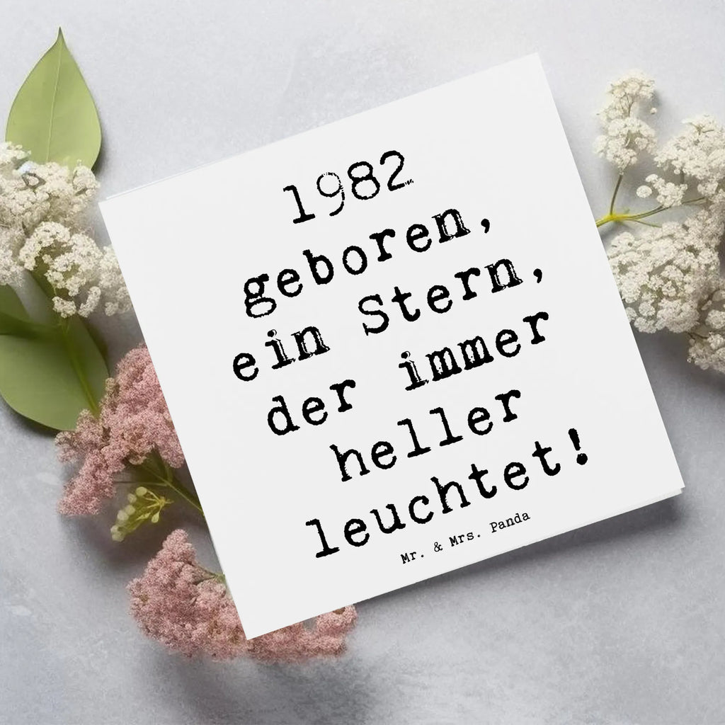 Deluxe Card Saying 1982 geboren, ein Stern, der immer heller leuchtet! Karte, Grußkarte, Klappkarte, Einladungskarte, Glückwunschkarte, Hochzeitskarte, Geburtstagskarte, Hochwertige Grußkarte, Hochwertige Klappkarte, Geburtstag, Geburtstagsgeschenk, Geschenk