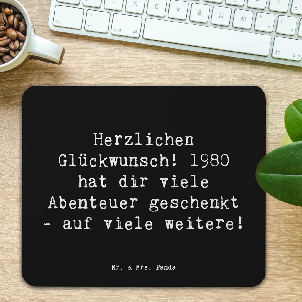 Mouse mat Saying Herzlichen Glückwunsch! 1980 hat dir viele Abenteuer geschenkt - auf viele weitere! PC Zubehör, Arbeitszimmer, Computer zubehör, Büroausstattung, Mauspad, Einzigartiges Mauspad, Mausunterlage, Mauspad Büro, Designer Mauspad, Mousepad, Geburtstag, Geburtstagsgeschenk, Geschenk