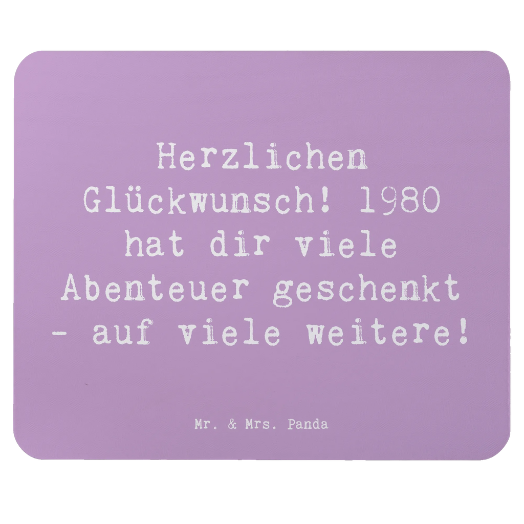 Mouse mat Saying Herzlichen Glückwunsch! 1980 hat dir viele Abenteuer geschenkt - auf viele weitere! PC Zubehör, Arbeitszimmer, Computer zubehör, Büroausstattung, Mauspad, Einzigartiges Mauspad, Mausunterlage, Mauspad Büro, Designer Mauspad, Mousepad, Geburtstag, Geburtstagsgeschenk, Geschenk