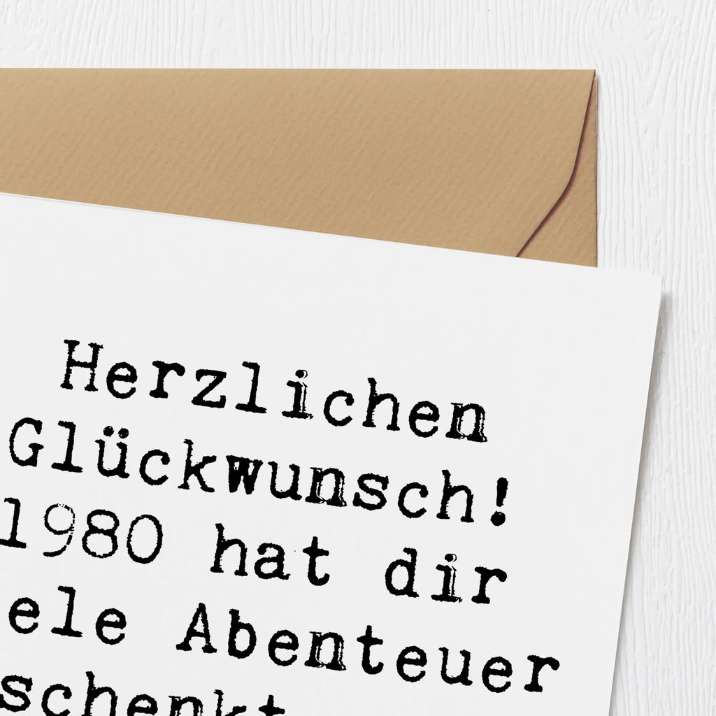 Deluxe Card Saying Herzlichen Glückwunsch! 1980 hat dir viele Abenteuer geschenkt - auf viele weitere! Karte, Grußkarte, Klappkarte, Einladungskarte, Glückwunschkarte, Hochzeitskarte, Geburtstagskarte, Hochwertige Grußkarte, Hochwertige Klappkarte, Geburtstag, Geburtstagsgeschenk, Geschenk