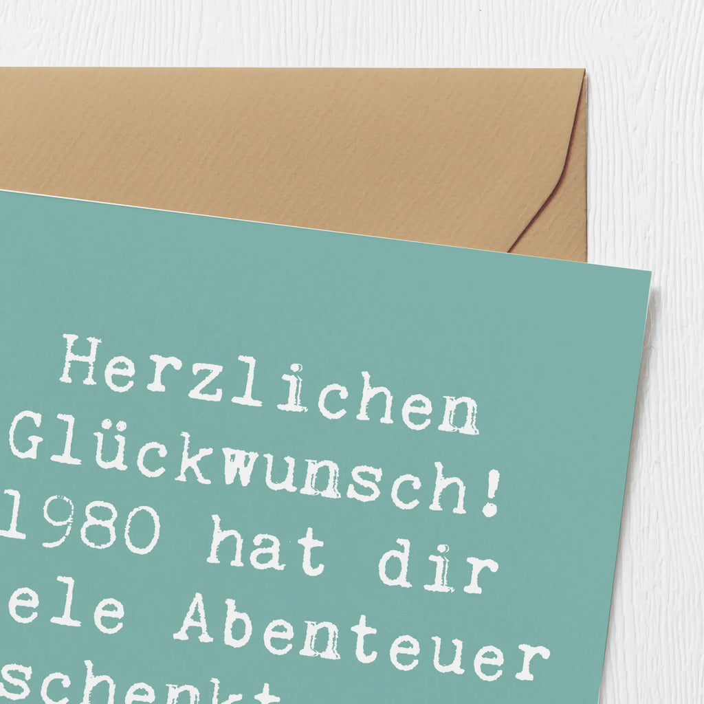 Deluxe Card Saying Herzlichen Glückwunsch! 1980 hat dir viele Abenteuer geschenkt - auf viele weitere! Karte, Grußkarte, Klappkarte, Einladungskarte, Glückwunschkarte, Hochzeitskarte, Geburtstagskarte, Hochwertige Grußkarte, Hochwertige Klappkarte, Geburtstag, Geburtstagsgeschenk, Geschenk