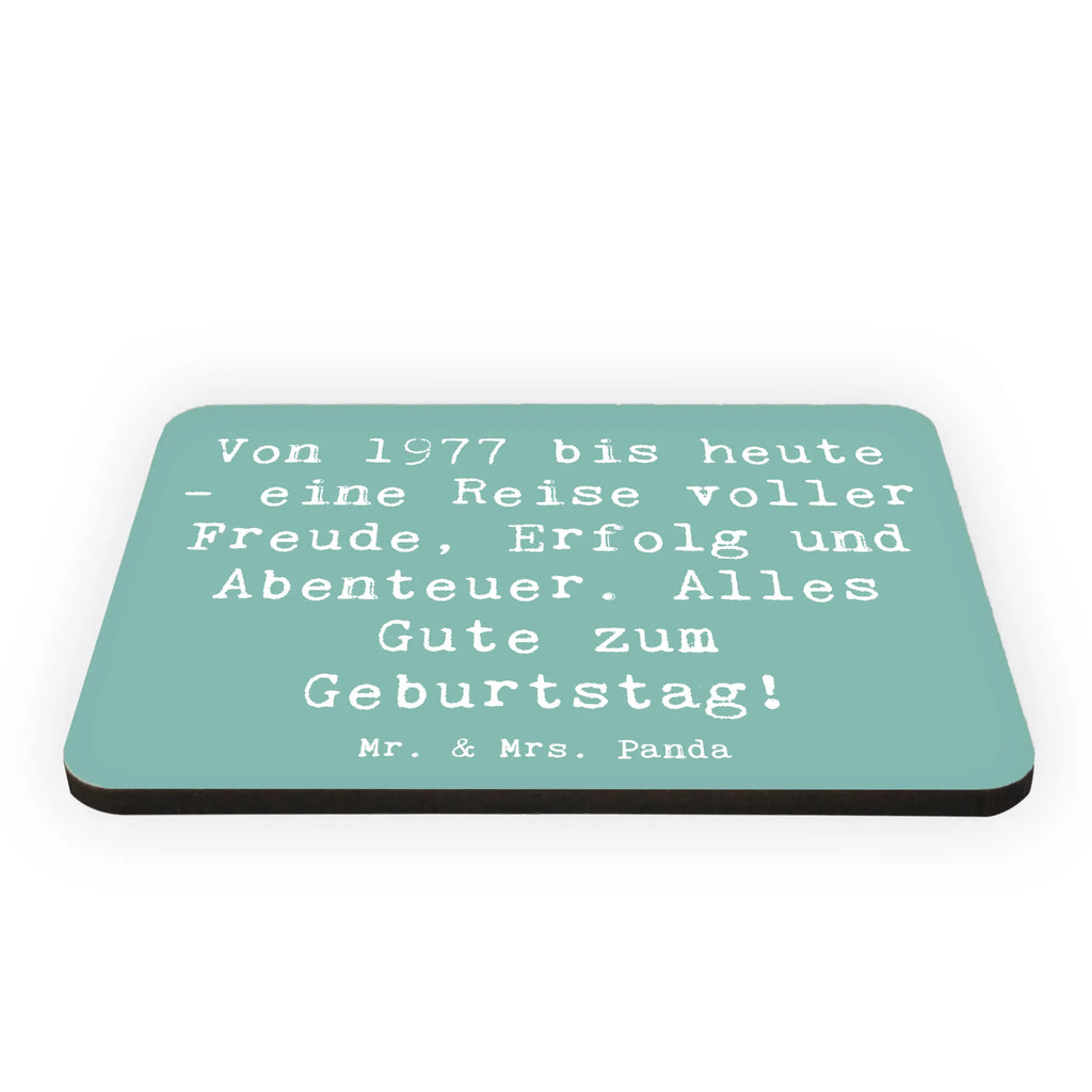 Magnet Saying Von 1977 bis heute - eine Reise voller Freude, Erfolg und Abenteuer. Alles Gute zum Geburtstag! Pinnwandmagnet, Kühlschrankmagnet, Kühlschrank Dekoration, Notiz Magnet, Motivmagnete, Whiteboard Magnet, Souvenir Magnet, Dekomagnet, Geburtstag, Geburtstagsgeschenk, Geschenk
