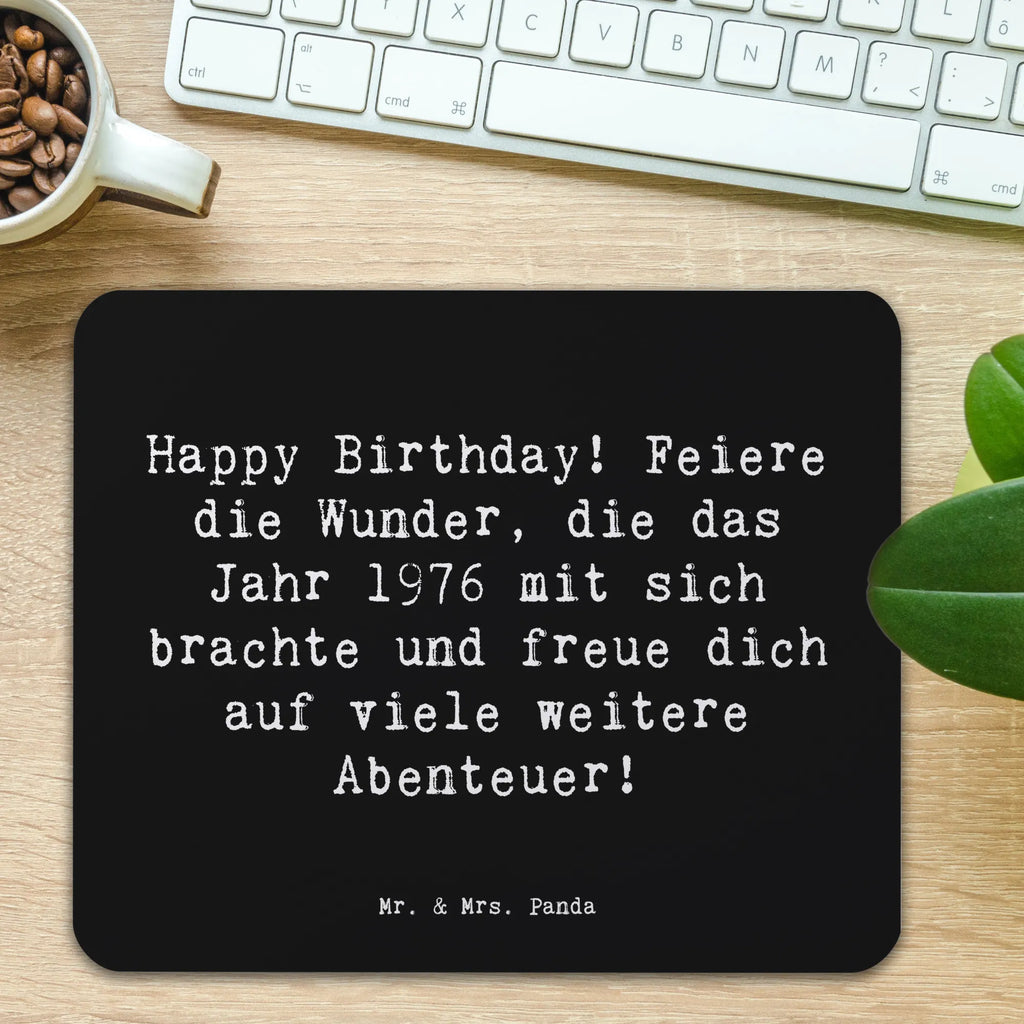 Mouse mat Saying Happy Birthday! Feiere die Wunder, die das Jahr 1976 mit sich brachte und freue dich auf viele weitere Abenteuer! PC Zubehör, Computer zubehör, Einzigartiges Mauspad, Mauspad Büro, Designer Mauspad, Mousepad, Mausunterlage, Büroausstattung, Arbeitszimmer, Mauspad, Geburtstag, Geburtstagsgeschenk, Geschenk