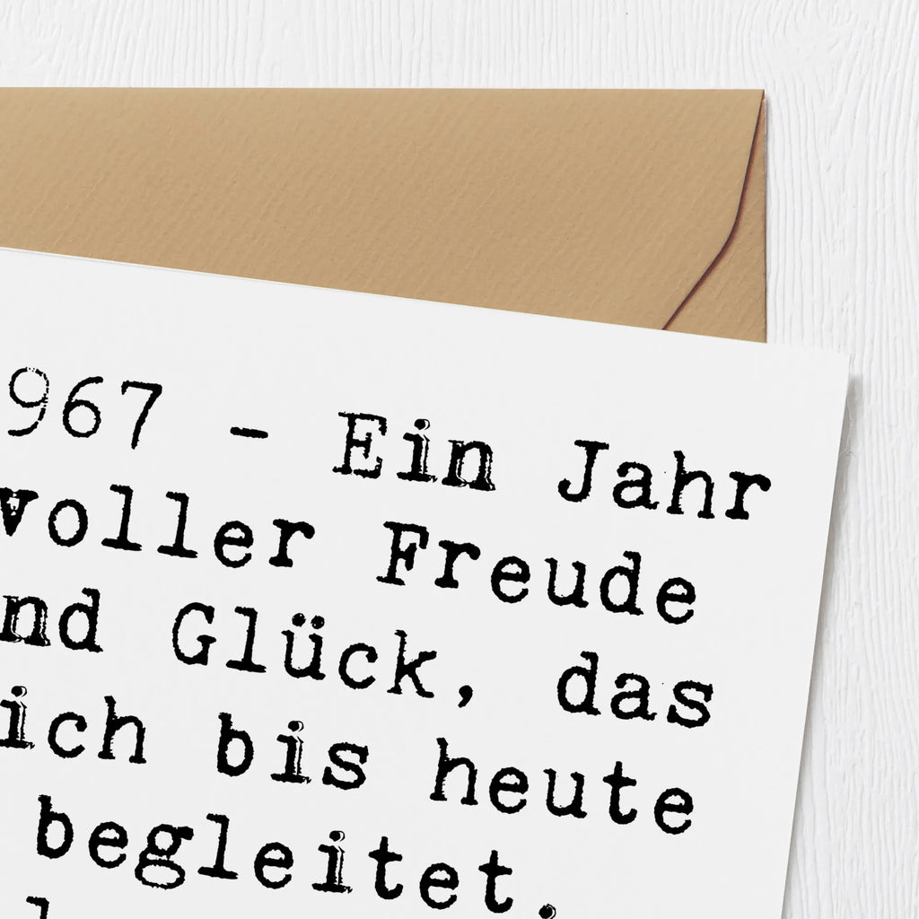 Deluxe Card Saying 1967 - Ein Jahr voller Freude und Glück, das dich bis heute begleitet. Alles Gute zum Geburtstag! Hochwertige Klappkarte, Karte, Geburtstagskarte, Grußkarte, Hochwertige Grußkarte, Klappkarte, Glückwunschkarte, Hochzeitskarte, Einladungskarte, Geburtstag, Geburtstagsgeschenk, Geschenk