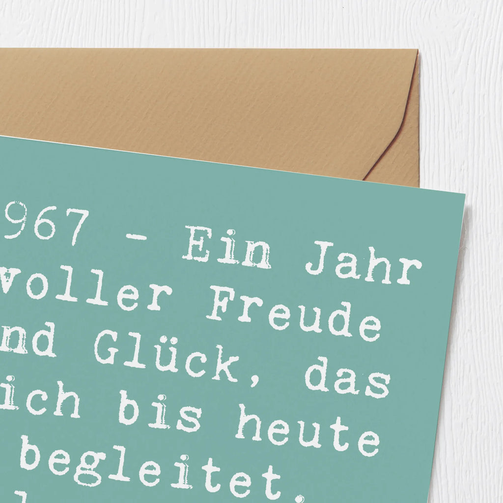 Deluxe Card Saying 1967 - Ein Jahr voller Freude und Glück, das dich bis heute begleitet. Alles Gute zum Geburtstag! Hochwertige Klappkarte, Karte, Geburtstagskarte, Grußkarte, Hochwertige Grußkarte, Klappkarte, Glückwunschkarte, Hochzeitskarte, Einladungskarte, Geburtstag, Geburtstagsgeschenk, Geschenk