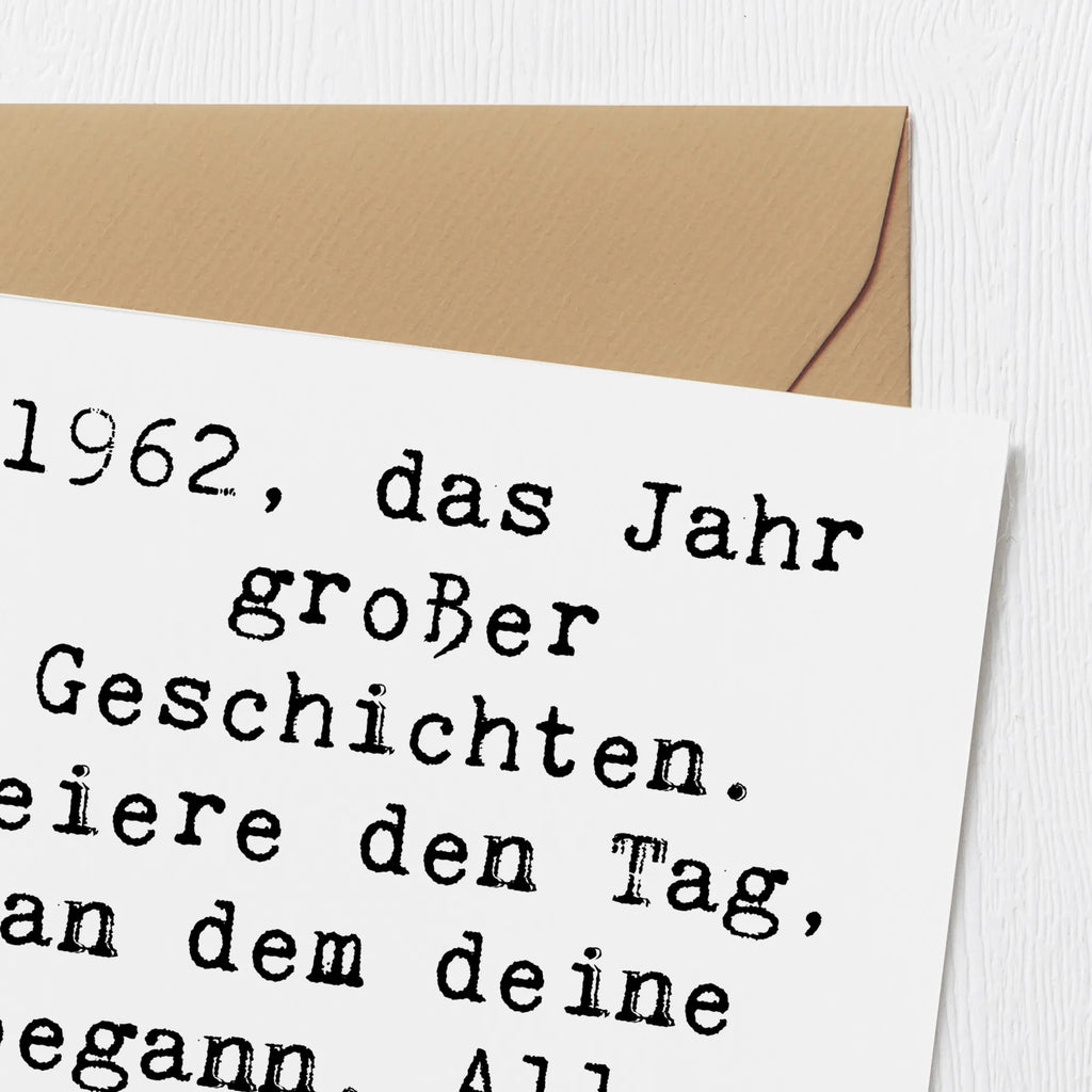 Deluxe Card Saying 1962, das Jahr großer Geschichten. Feiere den Tag, an dem deine begann. Alles Liebe zum Geburtstag! Hochwertige Klappkarte, Geburtstagskarte, Klappkarte, Einladungskarte, Hochzeitskarte, Karte, Grußkarte, Glückwunschkarte, Hochwertige Grußkarte, Geburtstag, Geburtstagsgeschenk, Geschenk