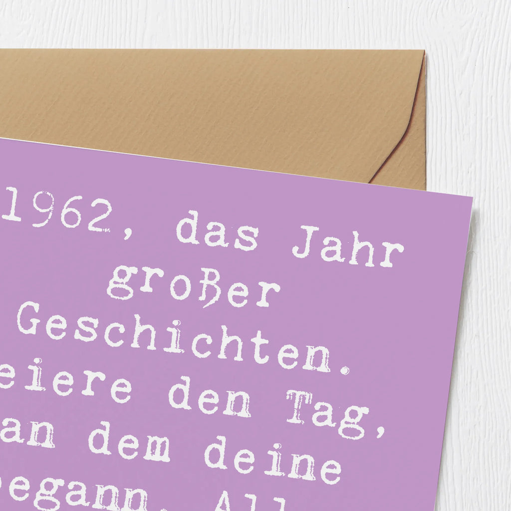 Deluxe Card Saying 1962, das Jahr großer Geschichten. Feiere den Tag, an dem deine begann. Alles Liebe zum Geburtstag! Hochwertige Klappkarte, Geburtstagskarte, Klappkarte, Einladungskarte, Hochzeitskarte, Karte, Grußkarte, Glückwunschkarte, Hochwertige Grußkarte, Geburtstag, Geburtstagsgeschenk, Geschenk