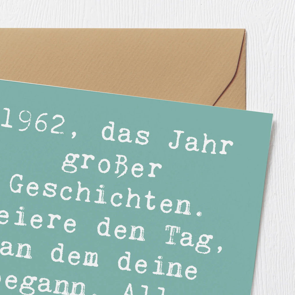 Deluxe Card Saying 1962, das Jahr großer Geschichten. Feiere den Tag, an dem deine begann. Alles Liebe zum Geburtstag! Hochwertige Klappkarte, Geburtstagskarte, Klappkarte, Einladungskarte, Hochzeitskarte, Karte, Grußkarte, Glückwunschkarte, Hochwertige Grußkarte, Geburtstag, Geburtstagsgeschenk, Geschenk
