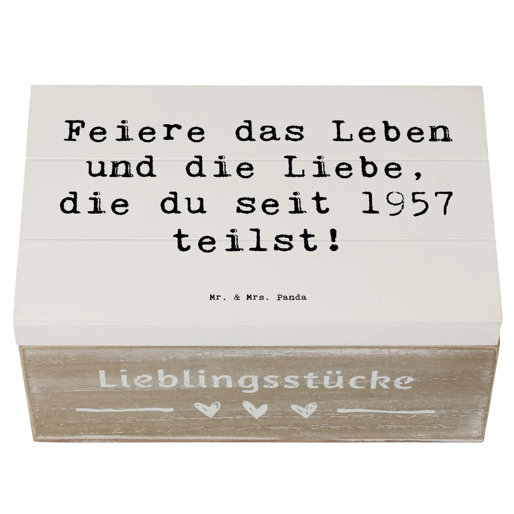Wooden chest Saying Feiere das Leben und die Liebe, die du seit 1957 teilst! Erinnerungsbox, Truhe, XXL, Dekokiste, Schatulle, Geschenkdose, Erinnerungskiste, Schatzkiste, Holzkiste, Kiste, Aufbewahrungsbox, Geschenkbox, Geburtstag, Geburtstagsgeschenk, Geschenk