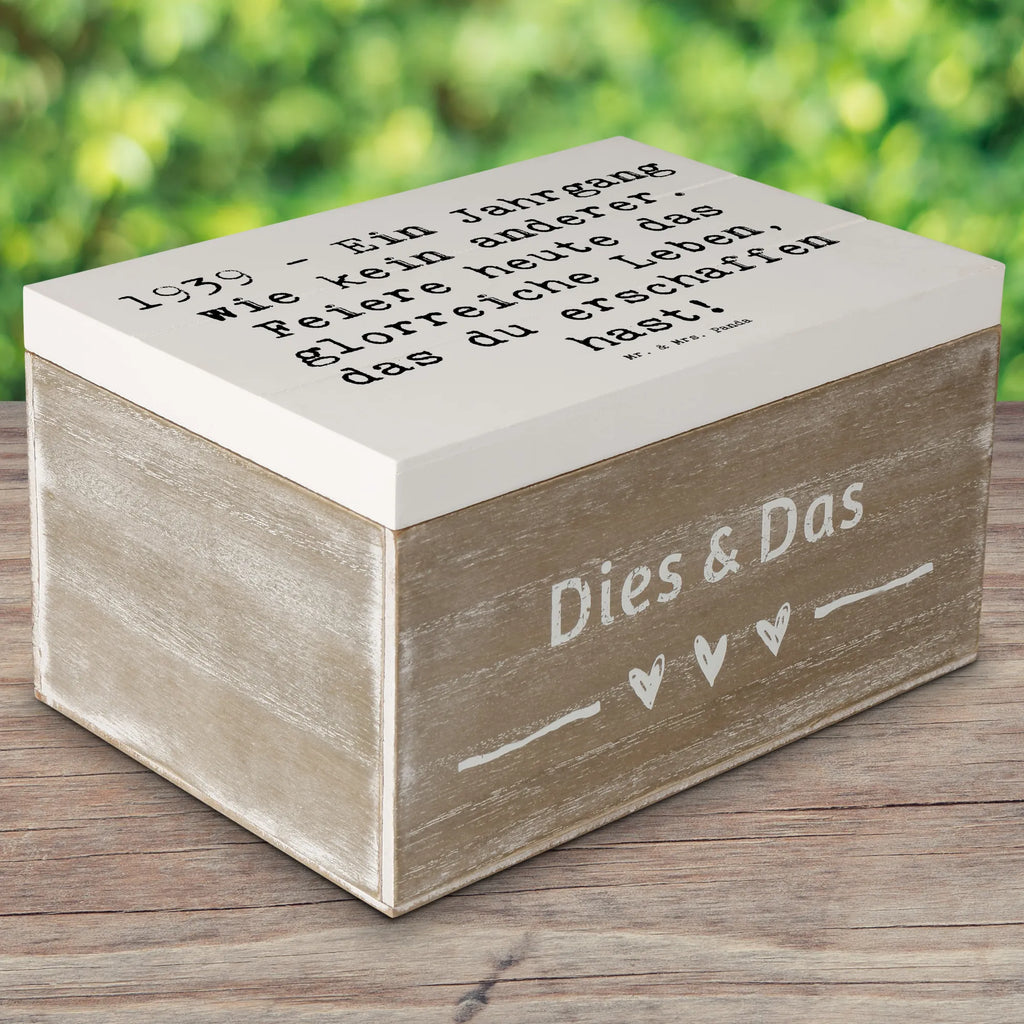 Wooden chest Saying 1939 - Ein Jahrgang wie kein anderer. Feiere heute das glorreiche Leben, das du erschaffen hast! Geschenkdose, Truhe, Aufbewahrungsbox, Schatulle, Holzkiste, Kiste, XXL, Erinnerungsbox, Schatzkiste, Geschenkbox, Dekokiste, Erinnerungskiste, Geburtstag, Geburtstagsgeschenk, Geschenk