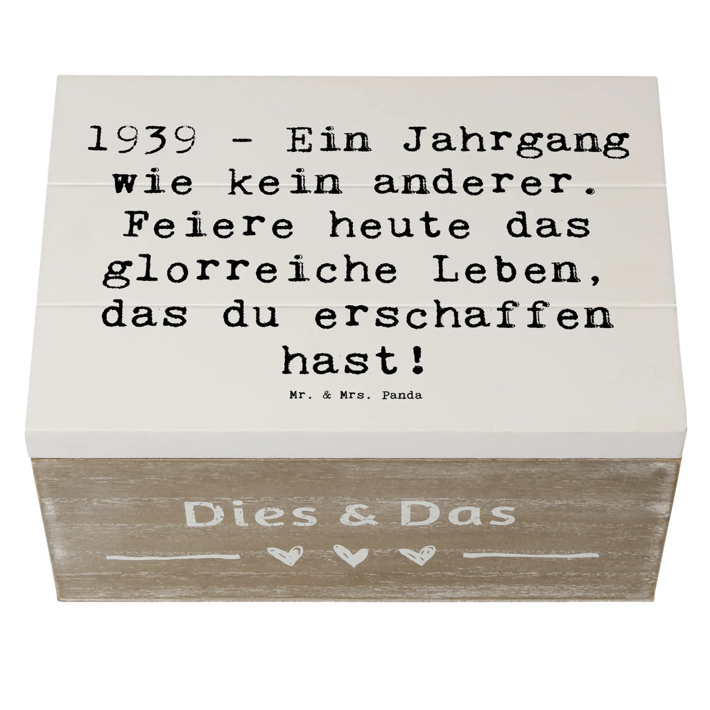 Wooden chest Saying 1939 - Ein Jahrgang wie kein anderer. Feiere heute das glorreiche Leben, das du erschaffen hast! Geschenkdose, Truhe, Aufbewahrungsbox, Schatulle, Holzkiste, Kiste, XXL, Erinnerungsbox, Schatzkiste, Geschenkbox, Dekokiste, Erinnerungskiste, Geburtstag, Geburtstagsgeschenk, Geschenk