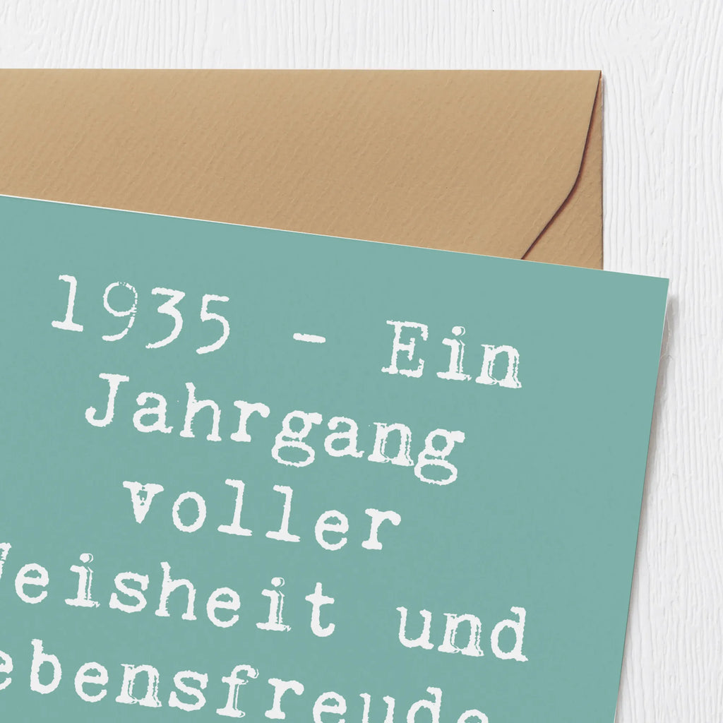 Deluxe Card Saying 1935 - Ein Jahrgang voller Weisheit und Lebensfreude. Herzlichen Glückwunsch! Grußkarte, Hochzeitskarte, Hochwertige Grußkarte, Geburtstagskarte, Einladungskarte, Karte, Glückwunschkarte, Hochwertige Klappkarte, Klappkarte, Geburtstag, Geburtstagsgeschenk, Geschenk