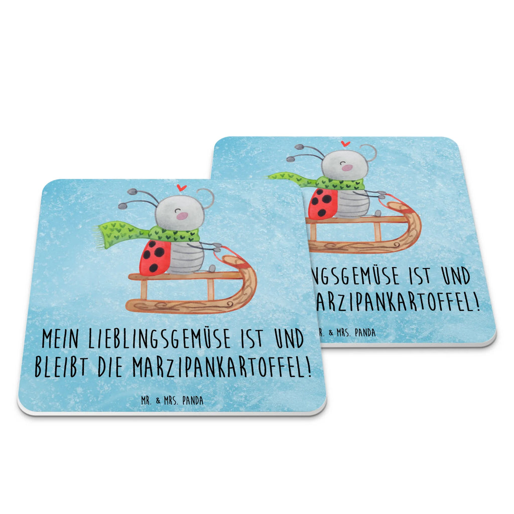 Coaster Set Smörle sledding Getränke­sauguntersetzer, Underlay Für Getränke, Untersetzer, Untersetzer für Gläser, Untersetzer Set, Design-Untersetzer, Untersetzer Für Getränke, Glasuntersetzer, Rutschfester Untersetzer, Tischuntersetzer, Hitzebeständiger Untersetzer, Universaluntersetzer, Kunststoffuntersetzer, Tassenuntersetzer, Untersetzer für Tassen, Handgemachter Untersetzer, Getränkeuntersetzer, Coaster, Dekoruntersetzer, Untersetzer Motiv, Untersetzer Rund, Umweltfreundlicher Untersetzer, Nachhaltiger Untersetzer, Getränke-Coaster, Becheruntersetzer, Untersetzer für Becher, Untersetzer Eckig, Tischschutzuntersetzer, Winter, Weihnachten, Weihnachtsdeko, Nikolaus, Advent, Heiligabend, Wintermotiv, Schlittenfahren, Smörle, Marzipan