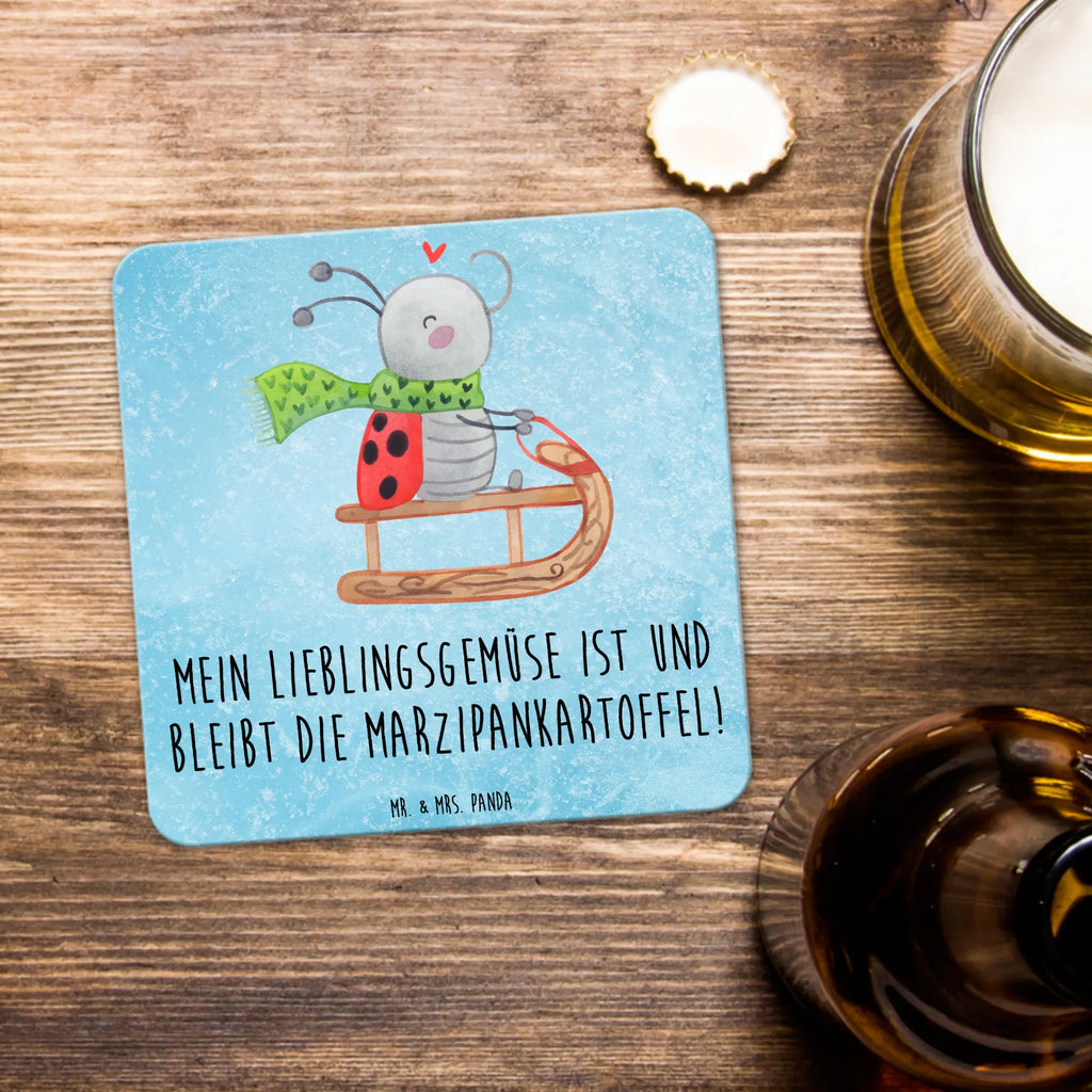 Coaster Set Smörle sledding Getränke­sauguntersetzer, Underlay Für Getränke, Untersetzer, Untersetzer für Gläser, Untersetzer Set, Design-Untersetzer, Untersetzer Für Getränke, Glasuntersetzer, Rutschfester Untersetzer, Tischuntersetzer, Hitzebeständiger Untersetzer, Universaluntersetzer, Kunststoffuntersetzer, Tassenuntersetzer, Untersetzer für Tassen, Handgemachter Untersetzer, Getränkeuntersetzer, Coaster, Dekoruntersetzer, Untersetzer Motiv, Untersetzer Rund, Umweltfreundlicher Untersetzer, Nachhaltiger Untersetzer, Getränke-Coaster, Becheruntersetzer, Untersetzer für Becher, Untersetzer Eckig, Tischschutzuntersetzer, Winter, Weihnachten, Weihnachtsdeko, Nikolaus, Advent, Heiligabend, Wintermotiv, Schlittenfahren, Smörle, Marzipan