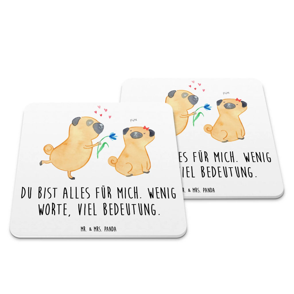 Untersetzer Set Mops Verliebt Tischuntersetzer, Kunststoffuntersetzer, Universaluntersetzer, Design-Untersetzer, Tassenuntersetzer, Umweltfreundlicher Untersetzer, Nachhaltiger Untersetzer, Untersetzer Motiv, Rutschfester Untersetzer, Glasuntersetzer, Handgemachter Untersetzer, Tischschutzuntersetzer, Becheruntersetzer, Untersetzer Rund, Getränkeuntersetzer, Underlay Für Getränke, Dekoruntersetzer, Getränke­sauguntersetzer, Untersetzer Set, Getränke-Coaster, Untersetzer für Becher, Hitzebeständiger Untersetzer, Coaster, Untersetzer Eckig, Untersetzer für Tassen, Untersetzer für Gläser, Untersetzer Für Getränke, Untersetzer, Hund, Hundemotiv, Haustier, Hunderasse, Tierliebhaber, Hundebesitzer, Sprüche, Liebe, Hundeliebe, verliebt, Partner, Möpse, Liebesspruch. Verlobt, Mops, Geschenk Freund