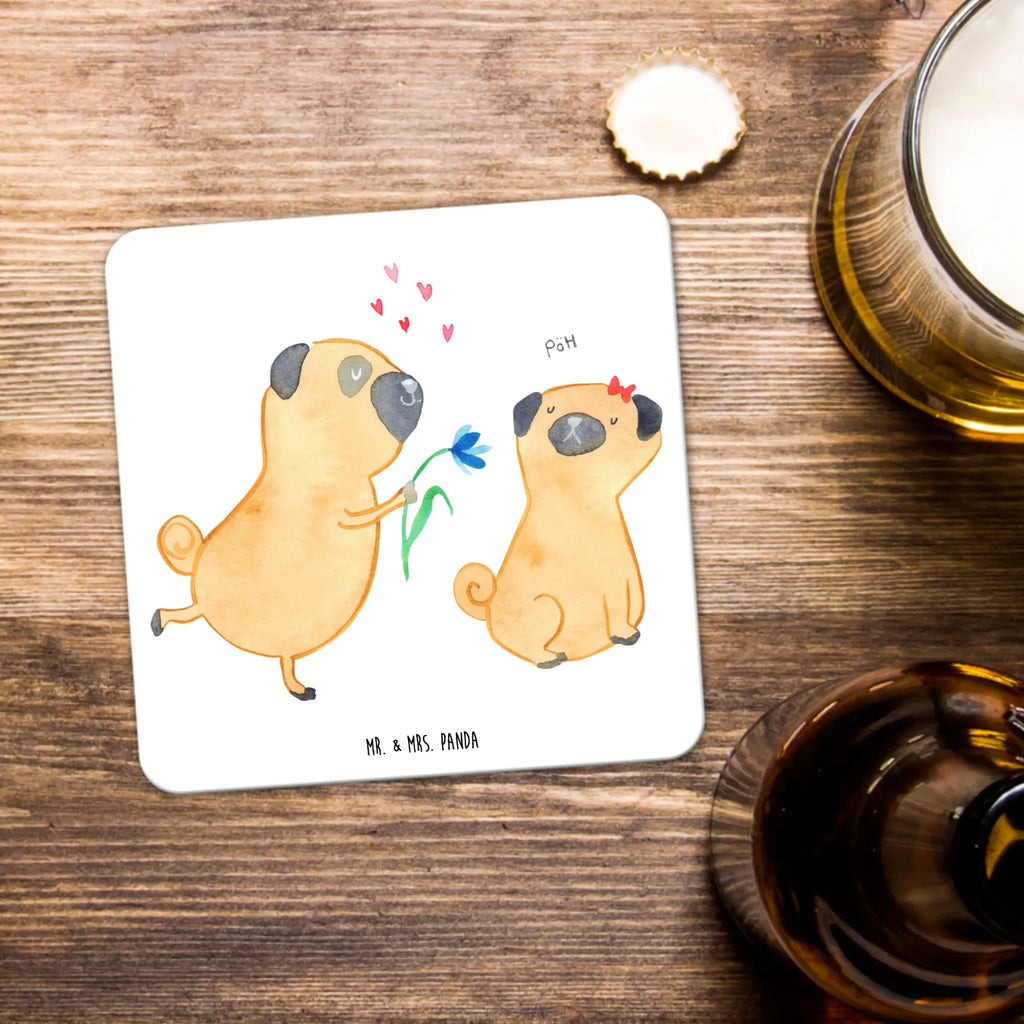 Untersetzer Set Mops Verliebt Tischuntersetzer, Kunststoffuntersetzer, Universaluntersetzer, Design-Untersetzer, Tassenuntersetzer, Umweltfreundlicher Untersetzer, Nachhaltiger Untersetzer, Untersetzer Motiv, Rutschfester Untersetzer, Glasuntersetzer, Handgemachter Untersetzer, Tischschutzuntersetzer, Becheruntersetzer, Untersetzer Rund, Getränkeuntersetzer, Underlay Für Getränke, Dekoruntersetzer, Getränke­sauguntersetzer, Untersetzer Set, Getränke-Coaster, Untersetzer für Becher, Hitzebeständiger Untersetzer, Coaster, Untersetzer Eckig, Untersetzer für Tassen, Untersetzer für Gläser, Untersetzer Für Getränke, Untersetzer, Hund, Hundemotiv, Haustier, Hunderasse, Tierliebhaber, Hundebesitzer, Sprüche, Liebe, Hundeliebe, verliebt, Partner, Möpse, Liebesspruch. Verlobt, Mops, Geschenk Freund