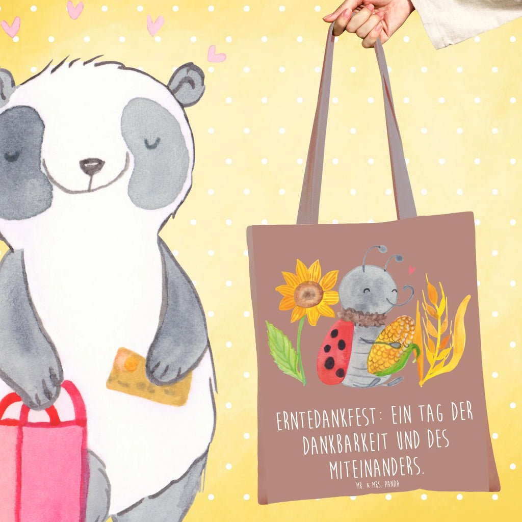 Tote bag Erntedankfest: Ein Tag der Dankbarkeit und des Miteinanders. Schultertasche, Jutetasche, Laptoptasche, Umhängetasche, Shopper, Tasche, Beuteltasche, Stoffbeutel, Strandtasche, Einkaufstasche, Tragetasche, Badetasche, Stofftasche, Jutebeutel, Einkaufstüte, Beutel, Erntedank, Erntedankfest, Erntedank Kindergarten, Erntedankspruch, Erntedank Sprüche, Erntedankfest deko, Erntedank Deko, Erntedank mit Kindern, Thanksgiving
