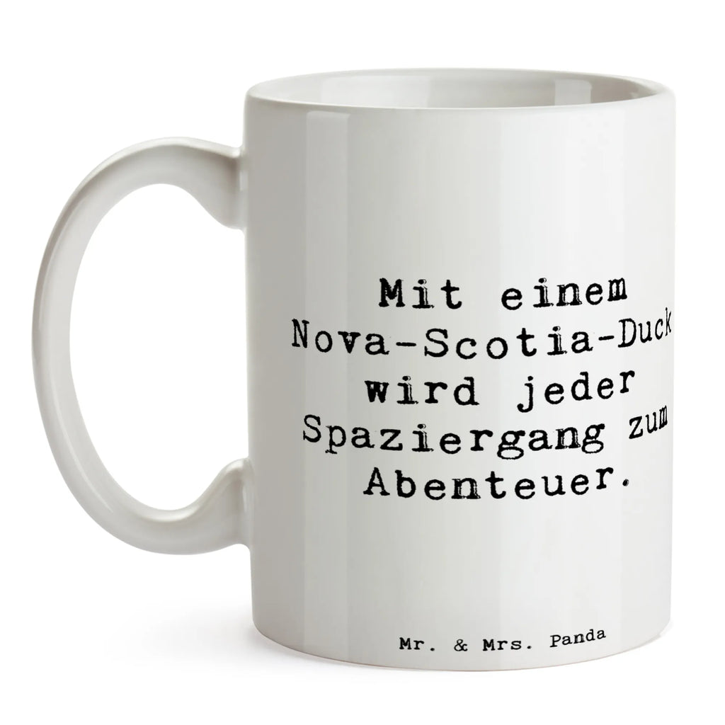 Mug Saying Mit einem Nova-Scotia-Duck wird jeder Spaziergang zum Abenteuer. Bürotasse, Tasse mit Motiven, Geschenktasse, Tasse mit Zitaten, Porzellantasse, Kaffeetasse, Tasse, Teetasse, Keramiktasse, Hund, Hunderasse, Rassehund, Hundebesitzer, Geschenk, Tierfreund, Schenken, Welpe