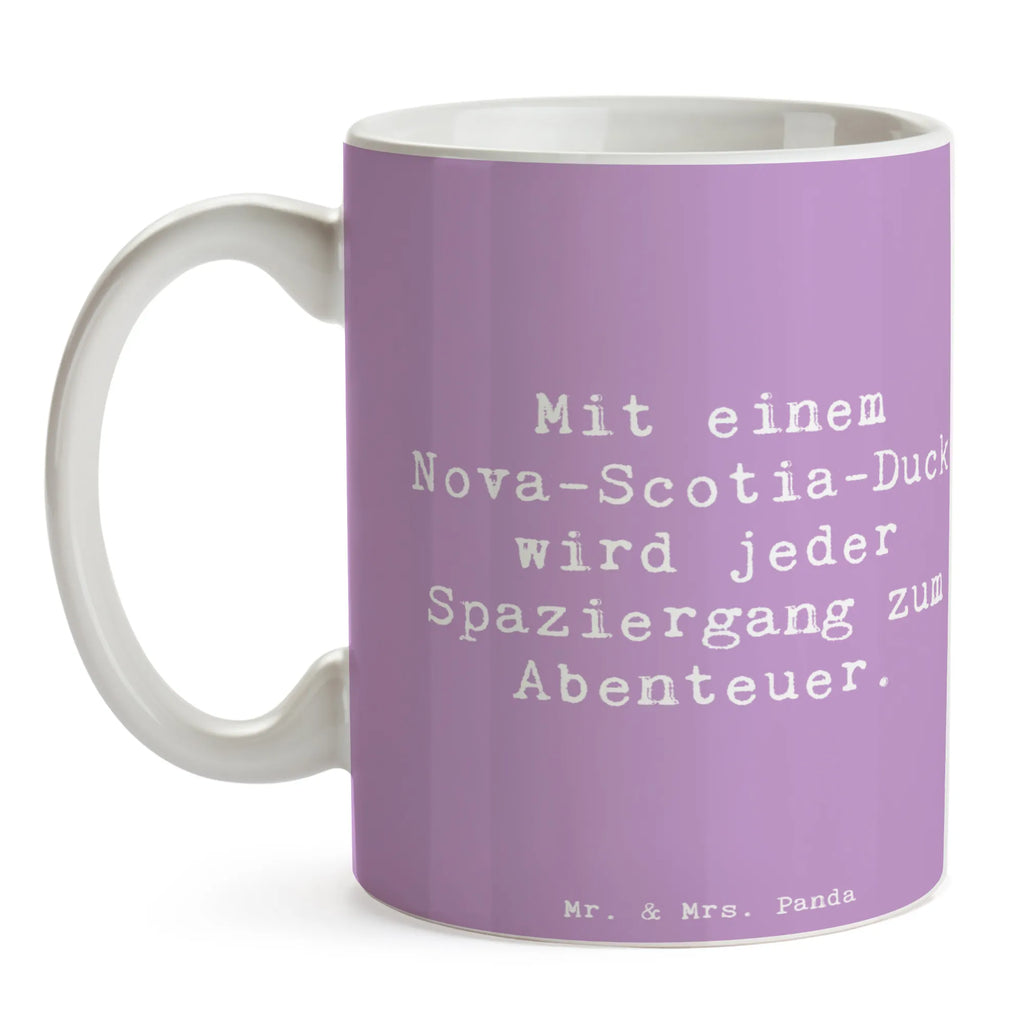 Mug Saying Mit einem Nova-Scotia-Duck wird jeder Spaziergang zum Abenteuer. Bürotasse, Tasse mit Motiven, Geschenktasse, Tasse mit Zitaten, Porzellantasse, Kaffeetasse, Tasse, Teetasse, Keramiktasse, Hund, Hunderasse, Rassehund, Hundebesitzer, Geschenk, Tierfreund, Schenken, Welpe